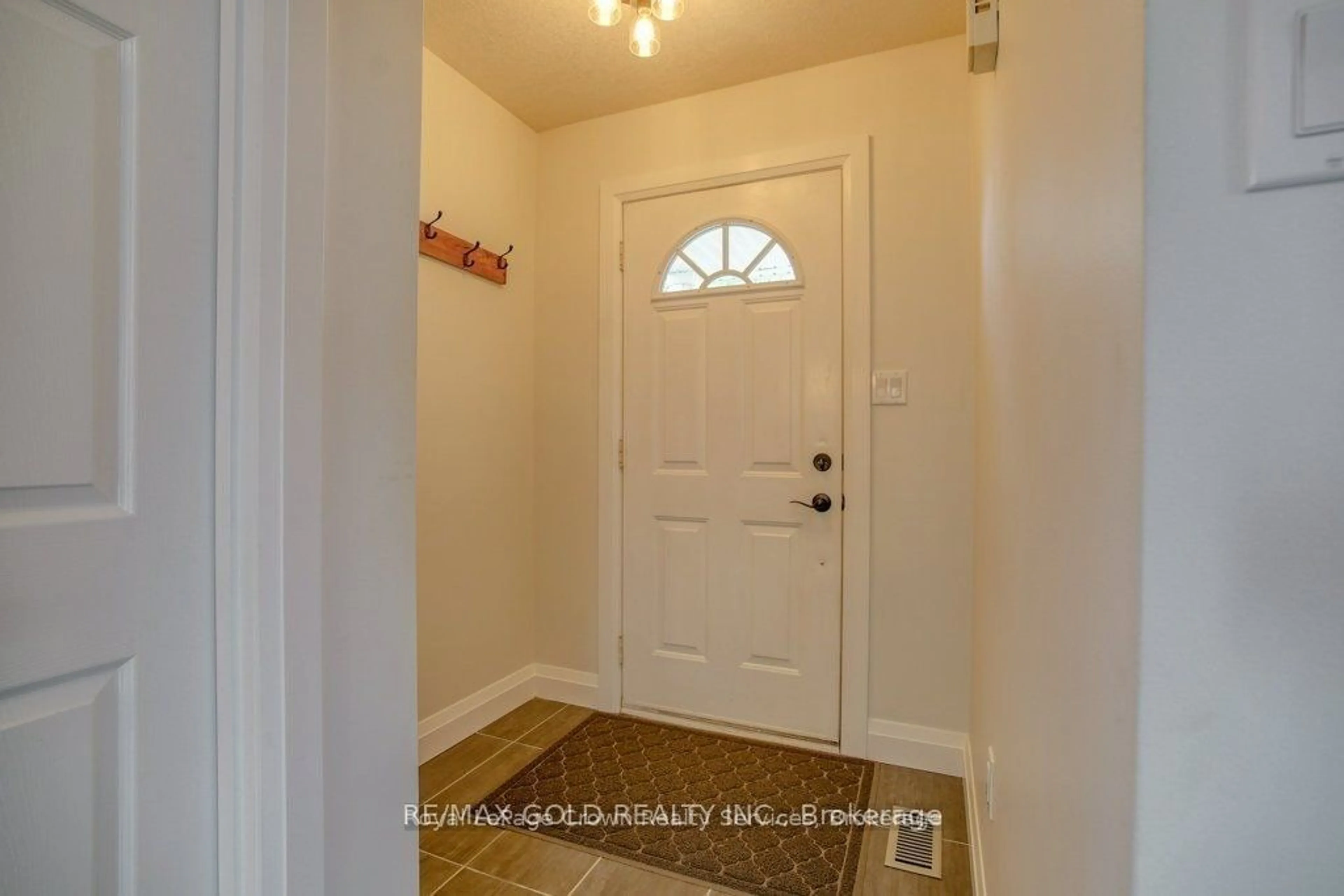 Indoor entryway, wood floors for 104 Edgemere Dr, Cambridge Ontario N1P 1E9