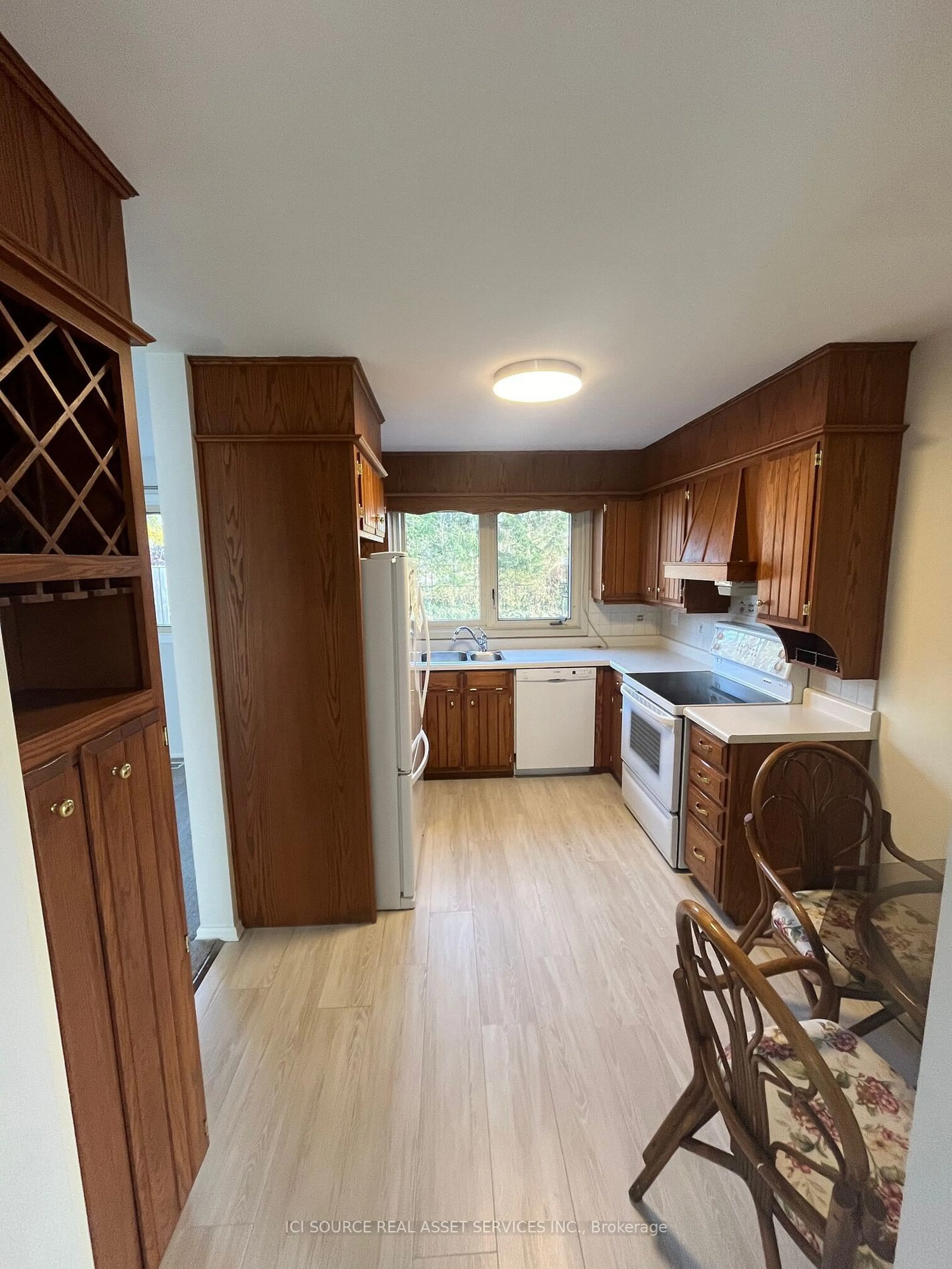 Standard kitchen, wood floors, cottage for 163 Fourth Ave, Kitchener Ontario N2C 1P3