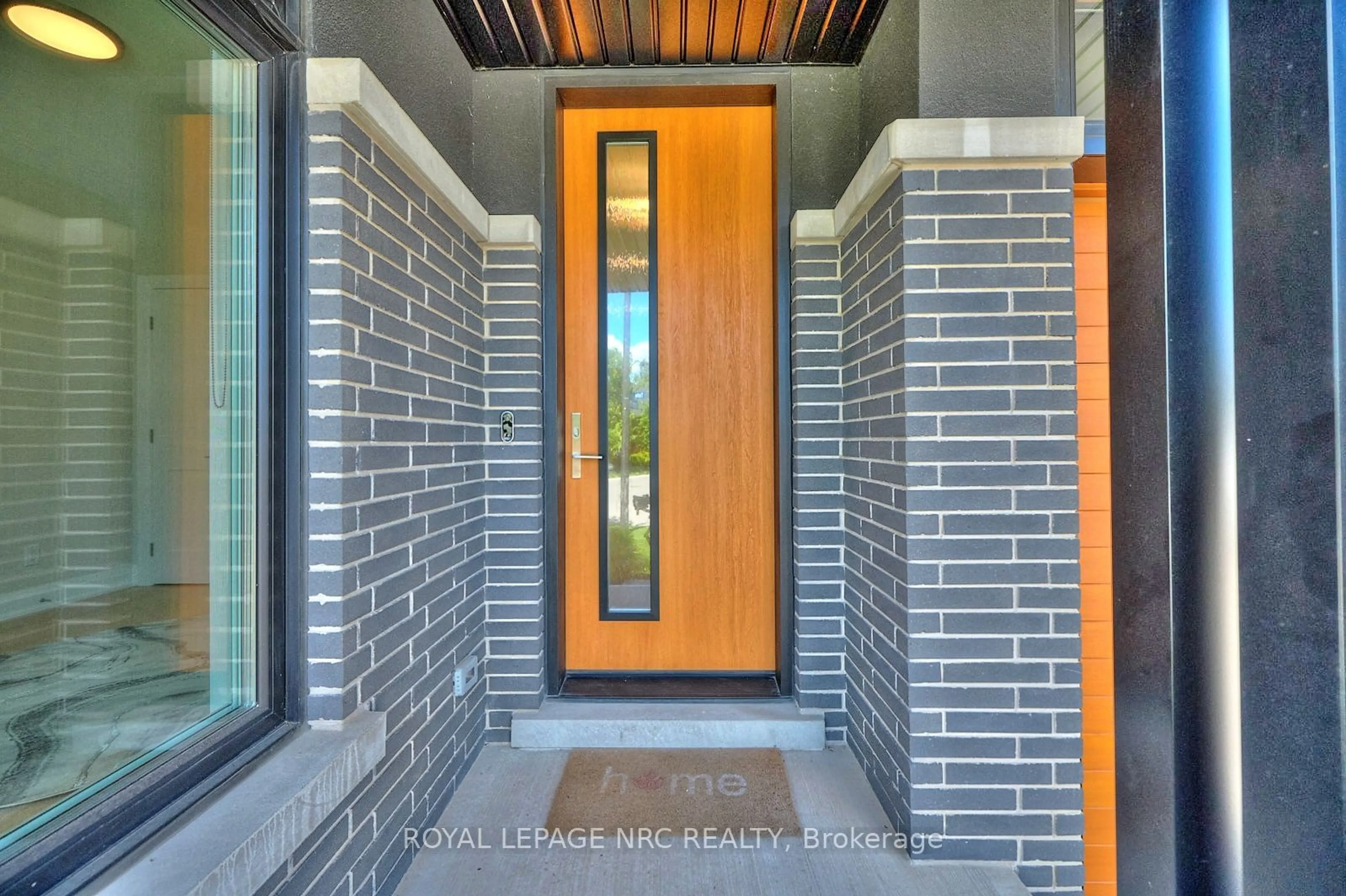 Indoor entryway, cement floor for 35 TALIESIN Tr, Welland Ontario L3C 0H5