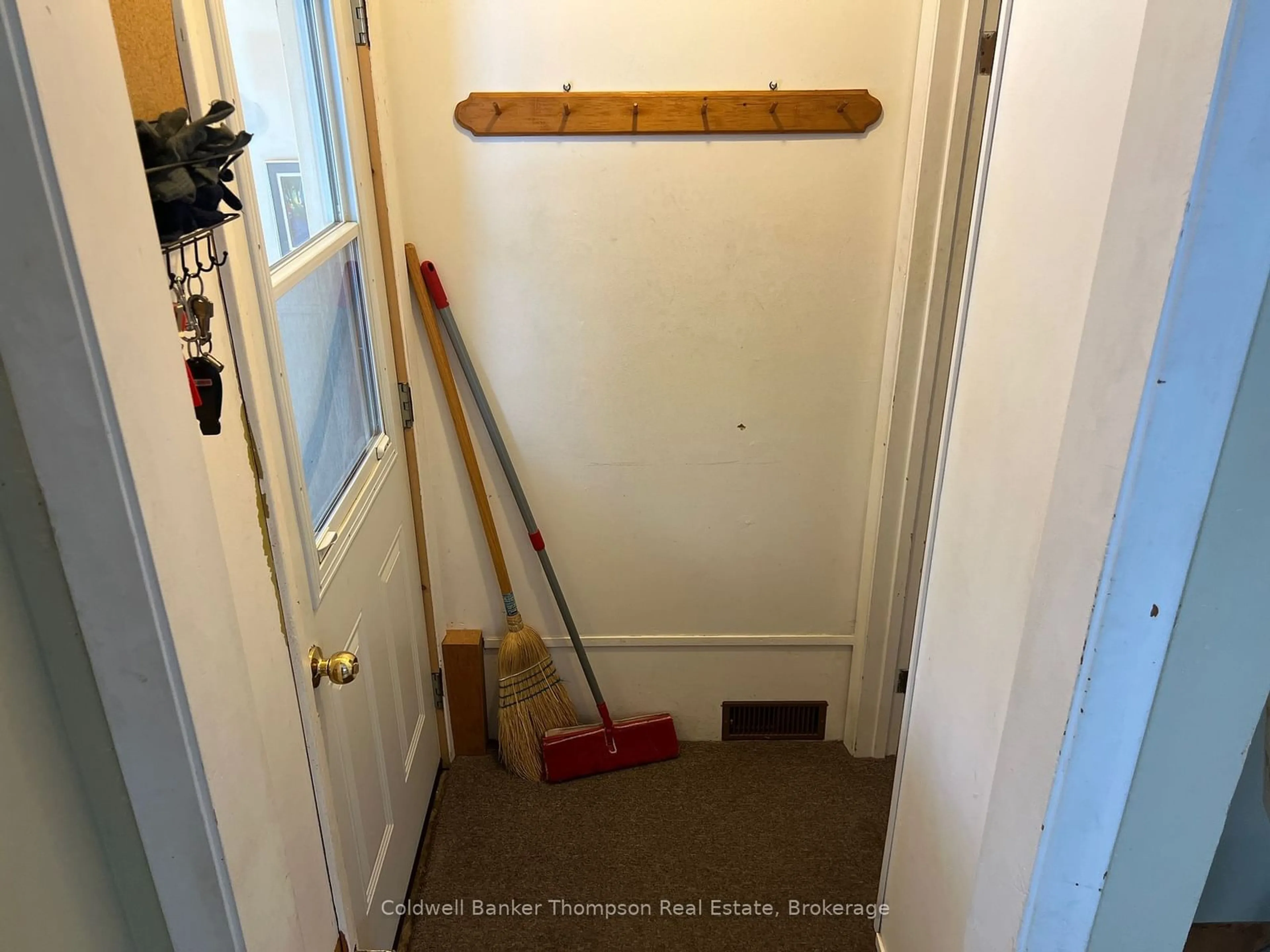 Indoor entryway, unknown floor for 73 Albert St, Sundridge Ontario P0A 1Z0