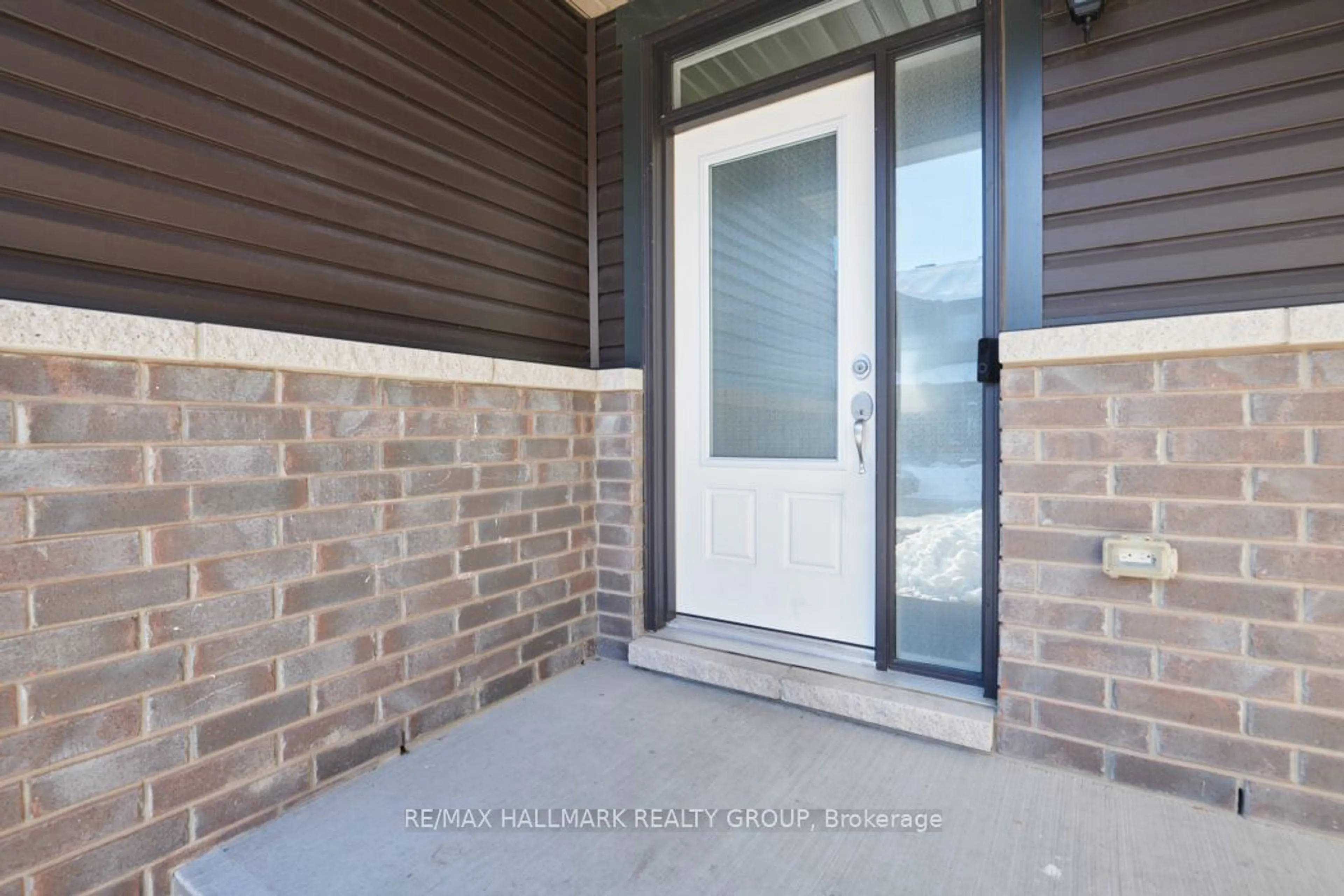 Indoor entryway, cement floor for 406 ALLEE PREMIERE Lane, Clarence-Rockland Ontario K4M 0M7