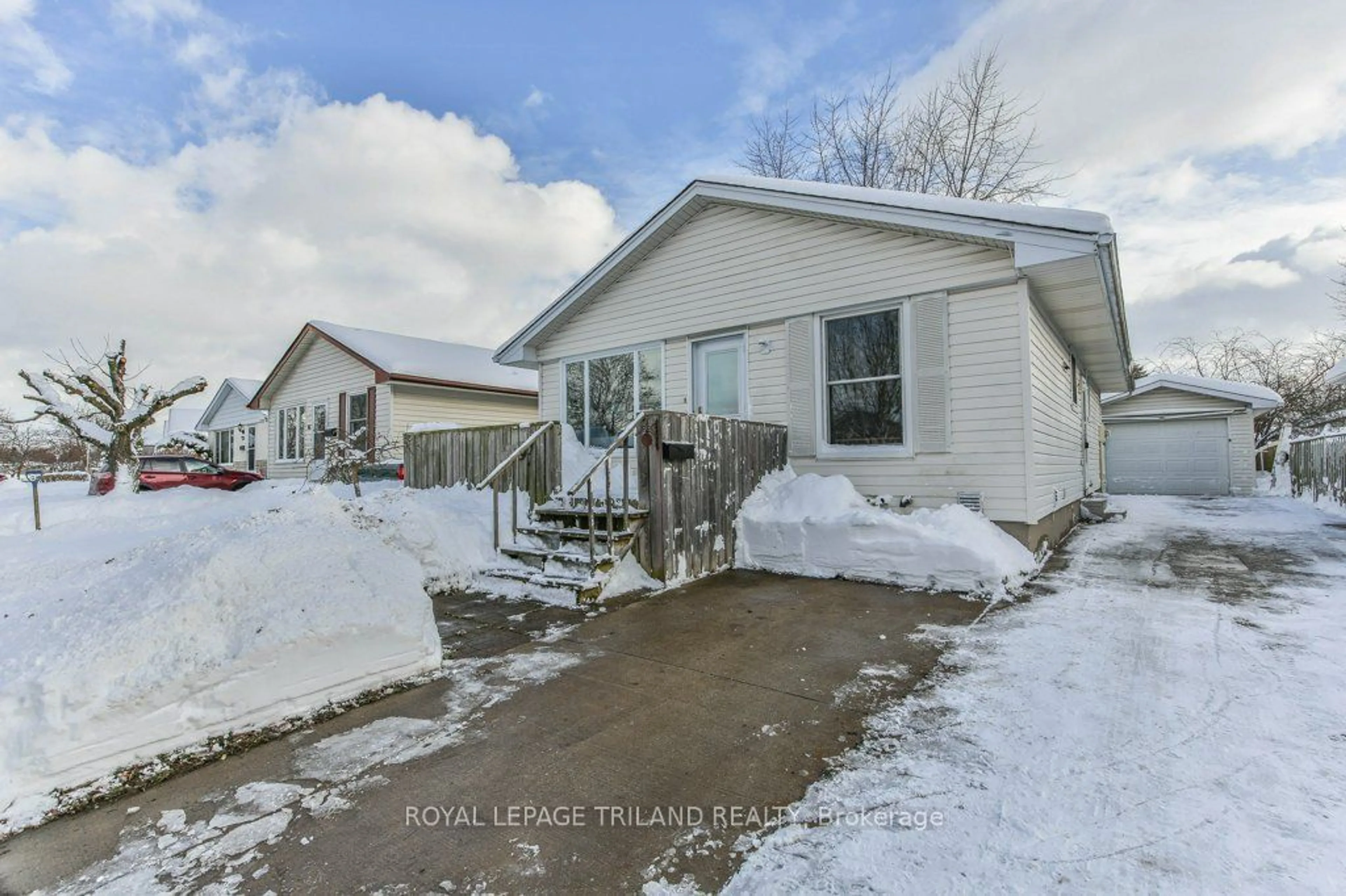 A pic from exterior of the house or condo, the street view for 92 SNOWDON Cres, London Ontario N6E 1G4