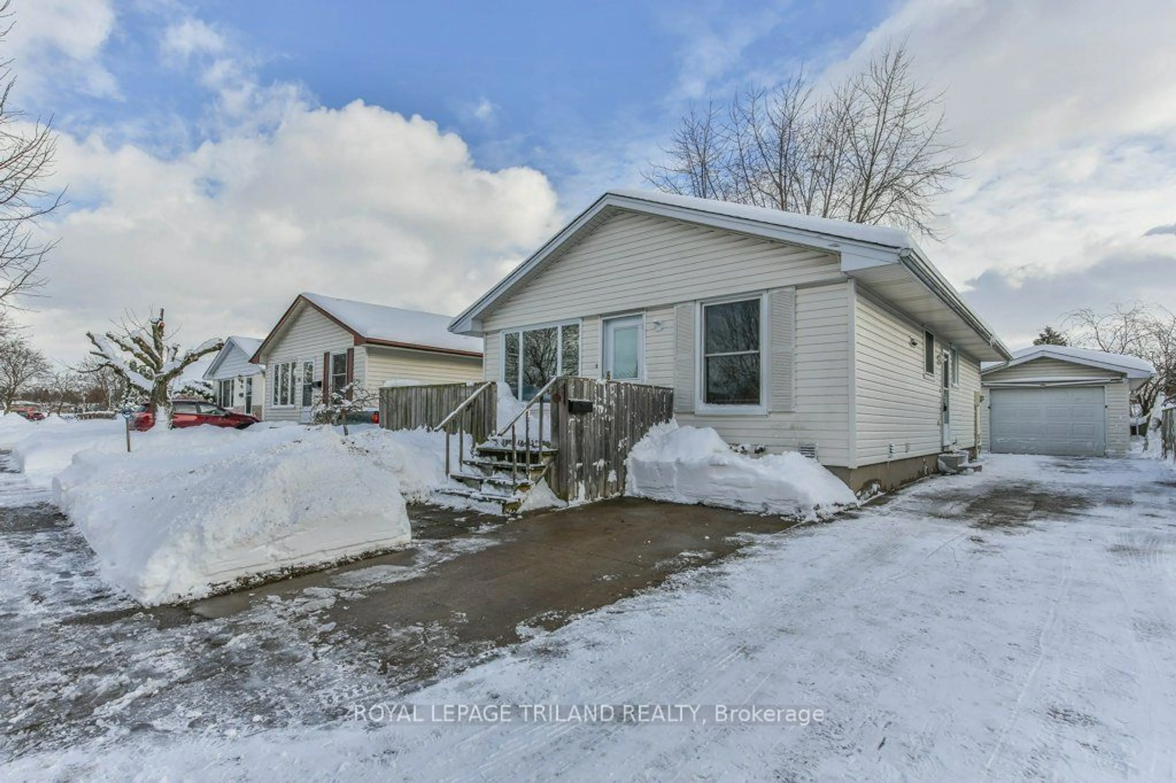 A pic from exterior of the house or condo, the street view for 92 SNOWDON Cres, London Ontario N6E 1G4