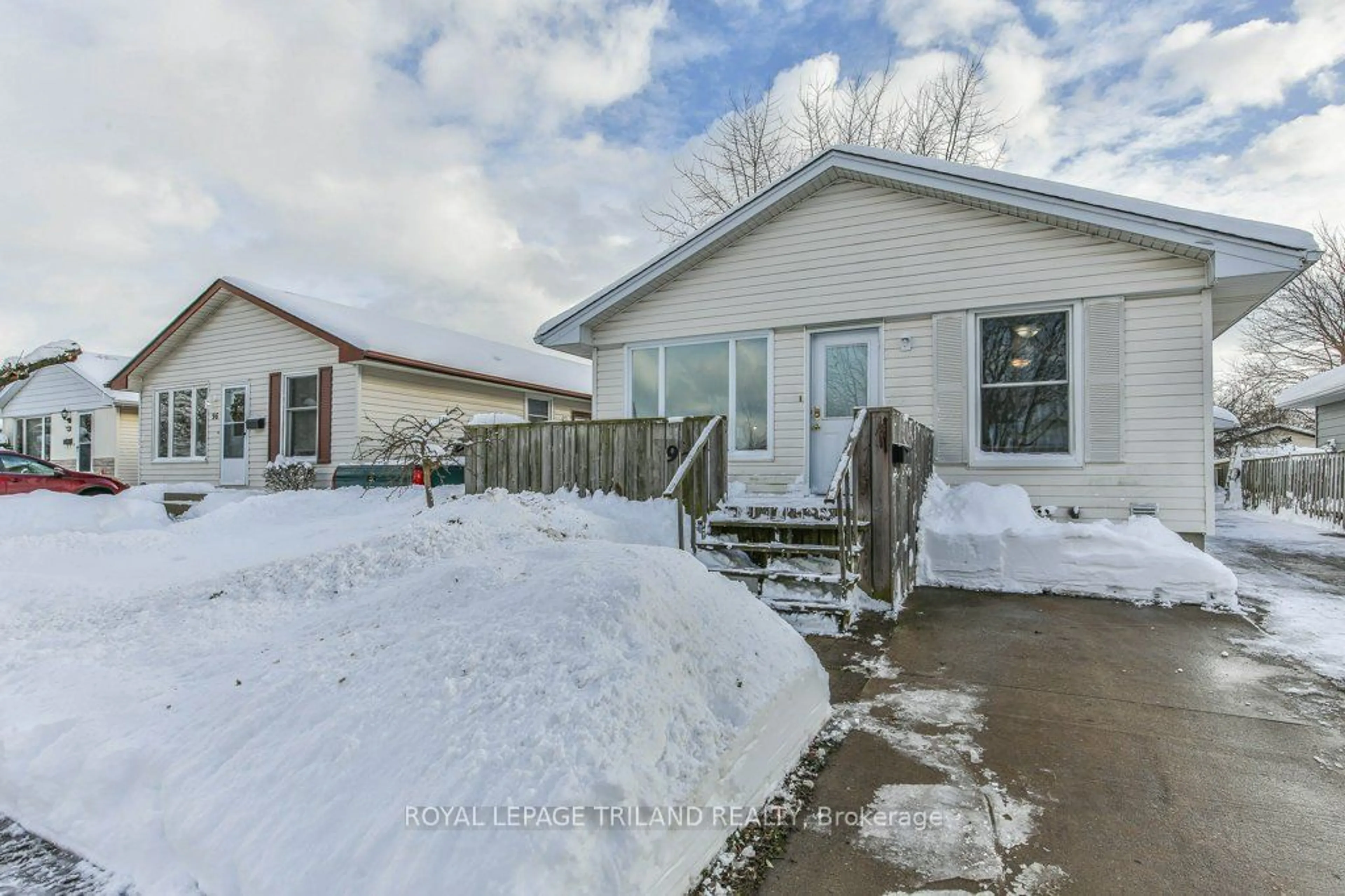 Frontside or backside of a home, the street view for 92 SNOWDON Cres, London Ontario N6E 1G4