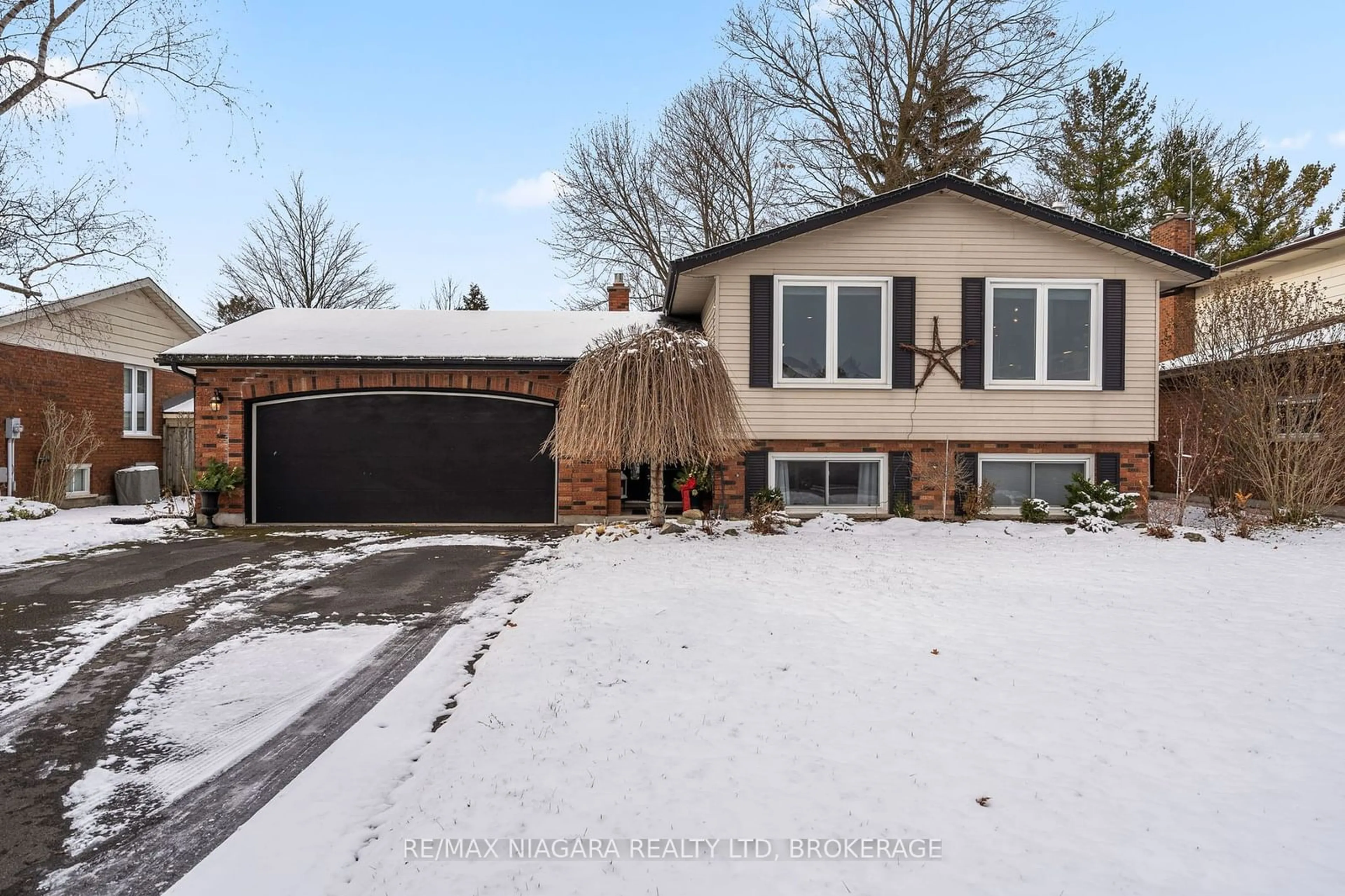 Frontside or backside of a home, cottage for 203 Gadsby Ave, Welland Ontario L3C 6M2