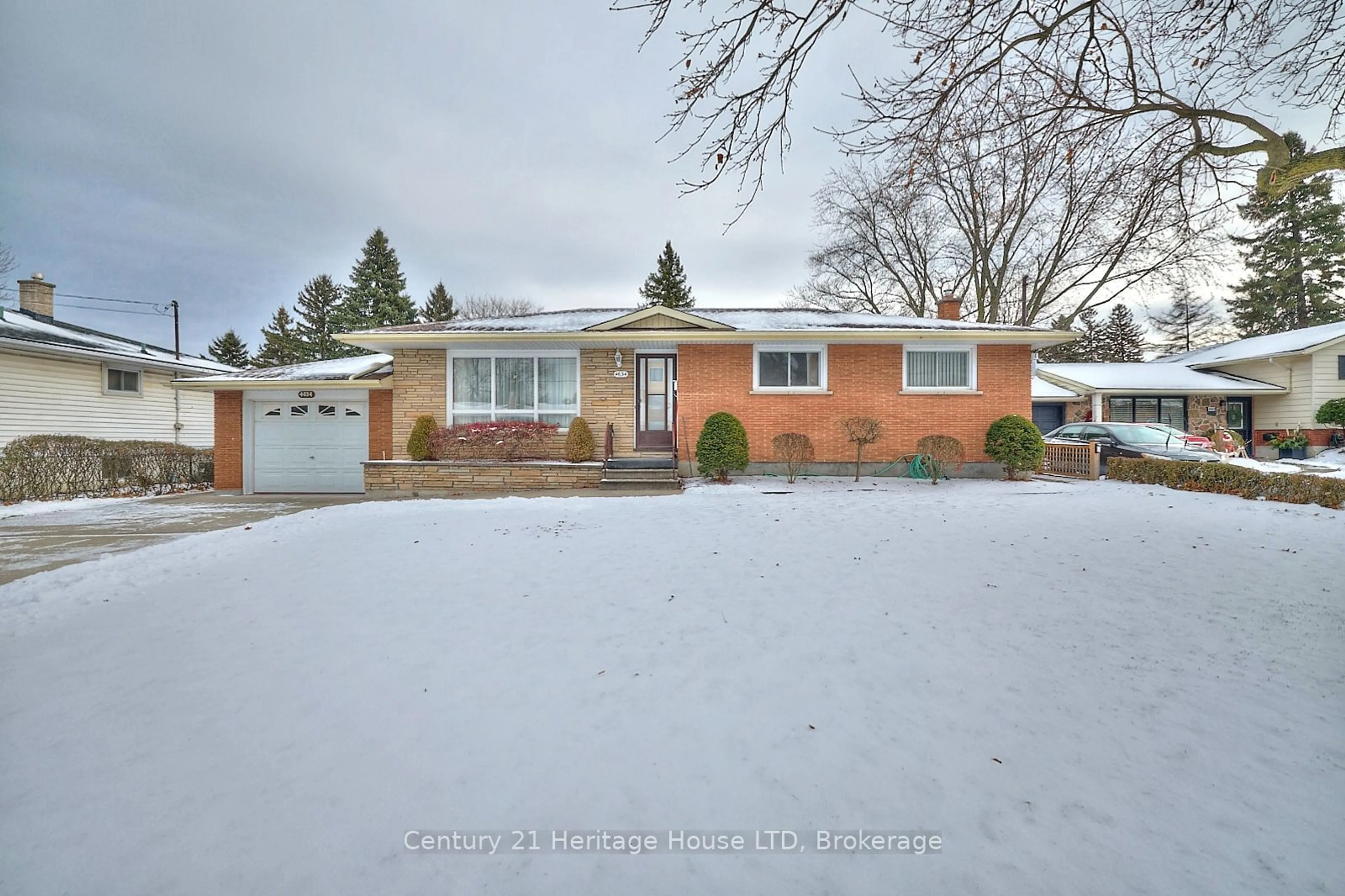 Frontside or backside of a home, the street view for 4634 Queensway Gdns, Niagara Falls Ontario L2E 6R3