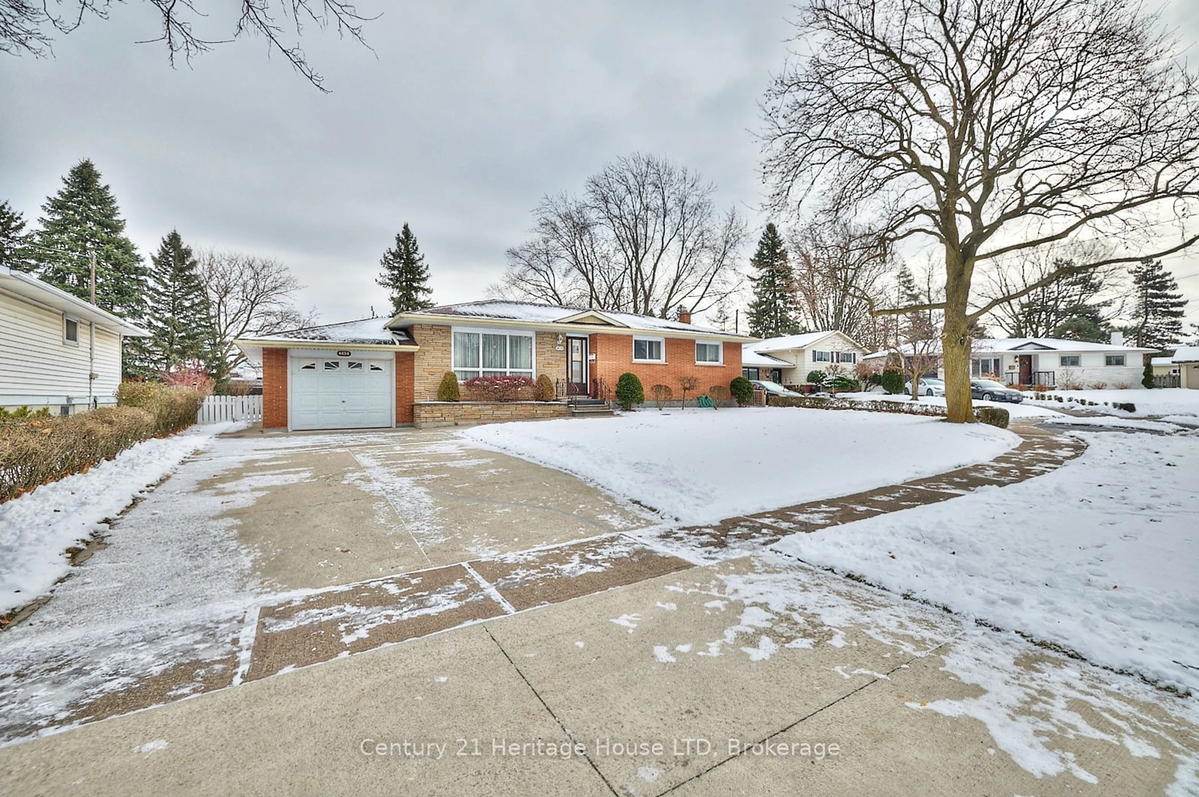 A pic from exterior of the house or condo, the street view for 4634 Queensway Gdns, Niagara Falls Ontario L2E 6R3