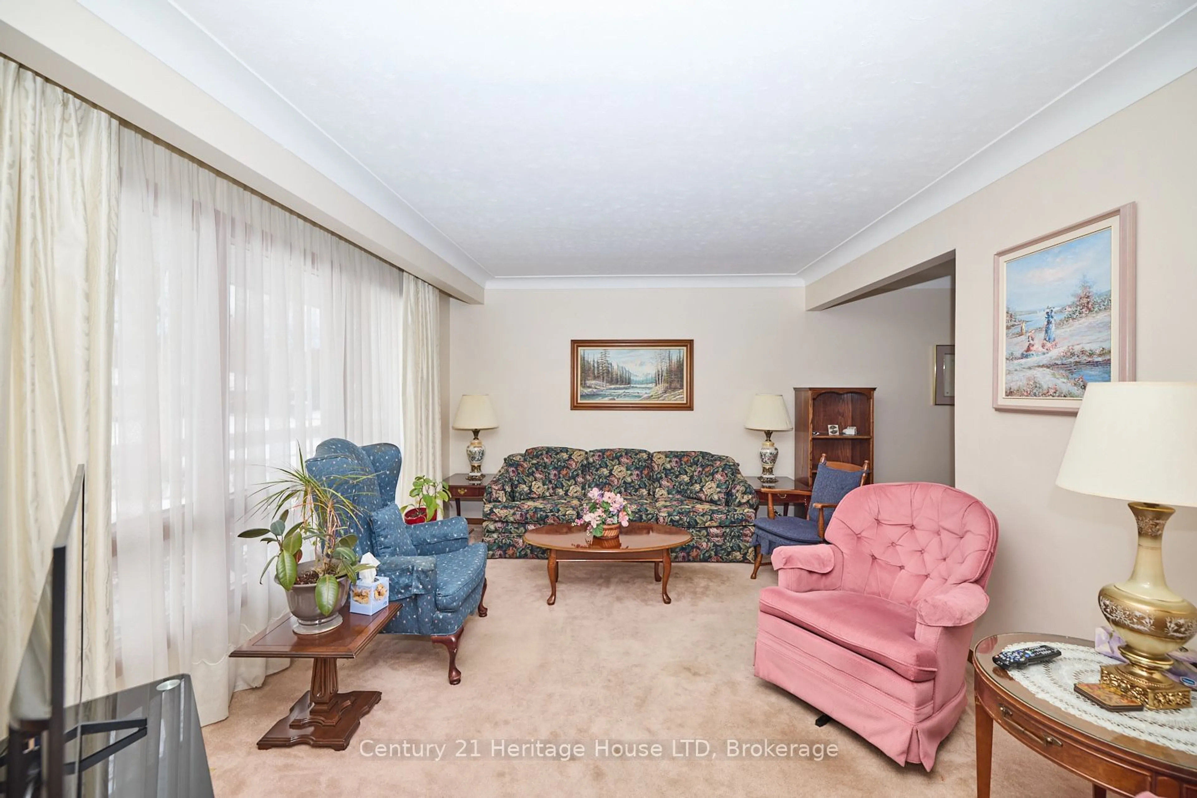 Living room, wood floors for 4634 Queensway Gdns, Niagara Falls Ontario L2E 6R3