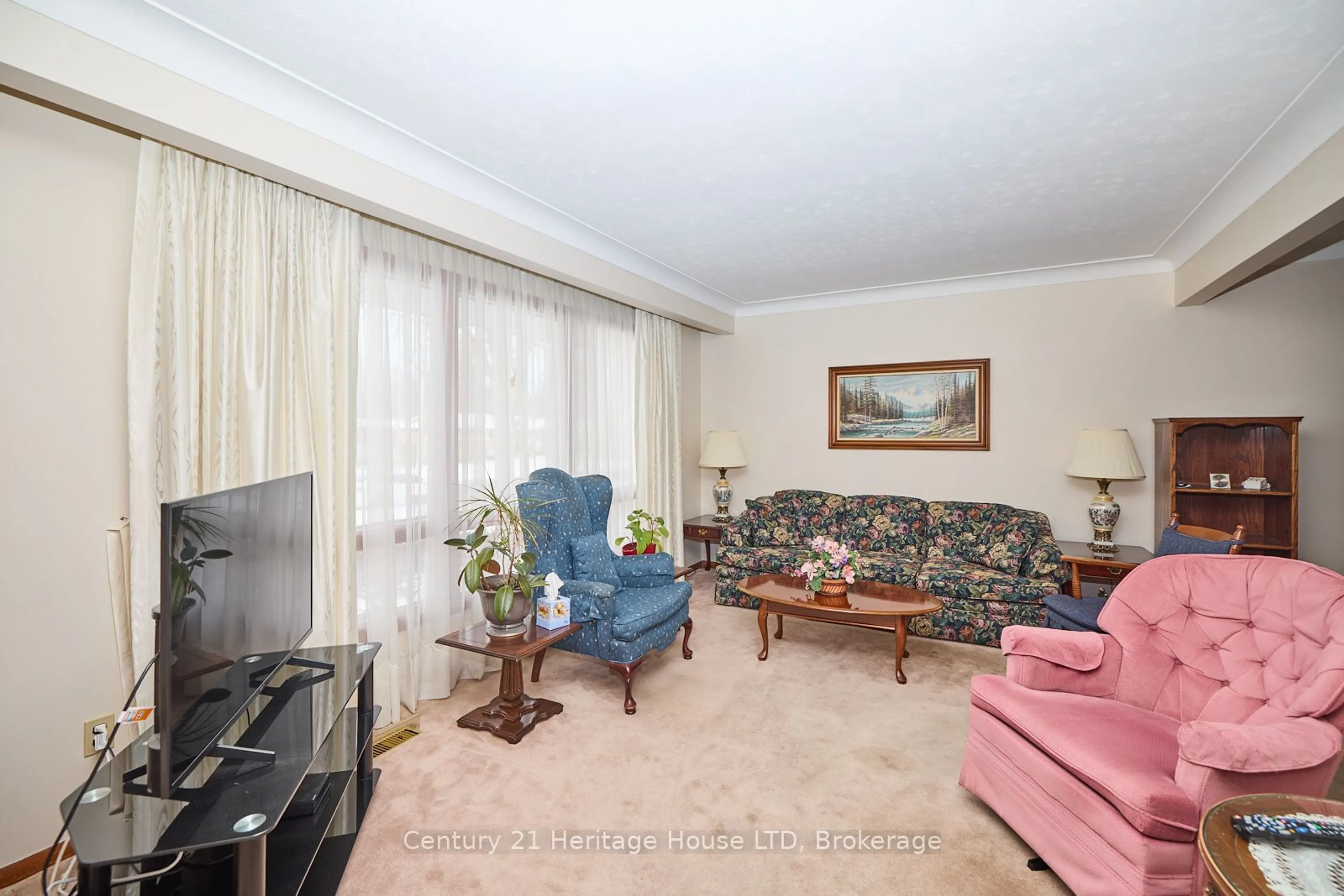 Living room, carpet floors for 4634 Queensway Gdns, Niagara Falls Ontario L2E 6R3