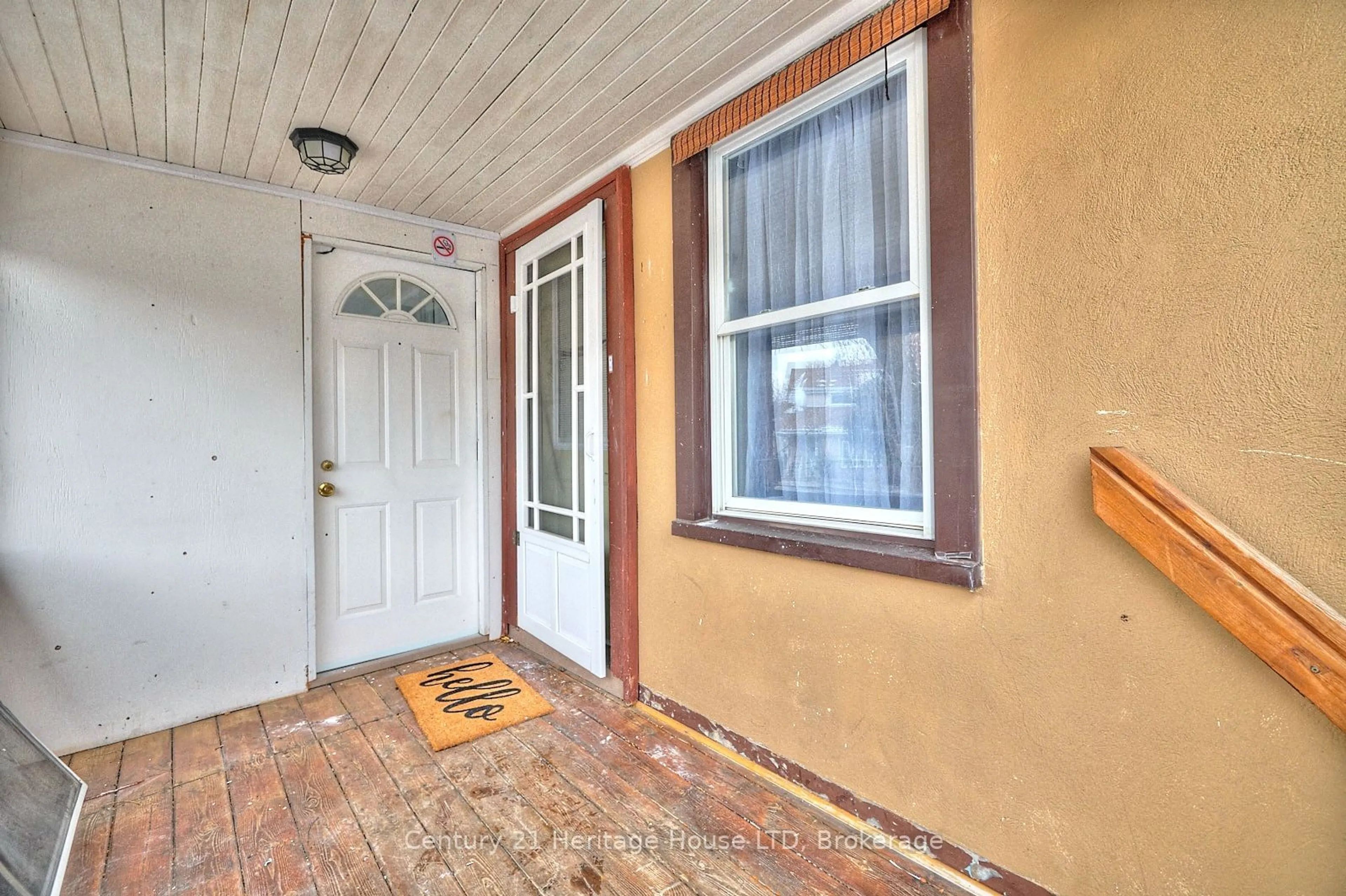 Indoor entryway, unknown floor for 92 Carlton St, St. Catharines Ontario L2R 1P8