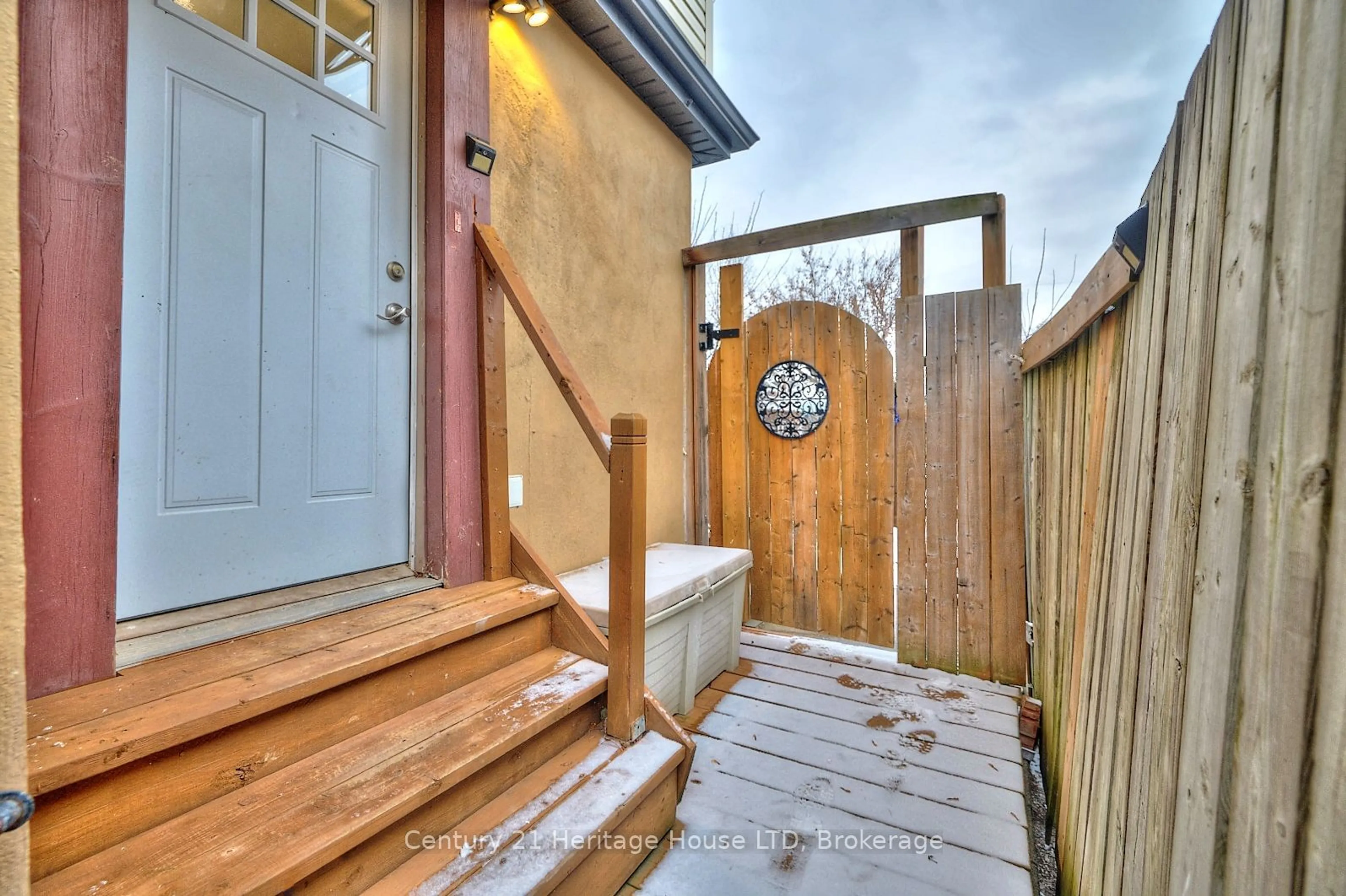 Indoor entryway, wood floors for 92 Carlton St, St. Catharines Ontario L2R 1P8