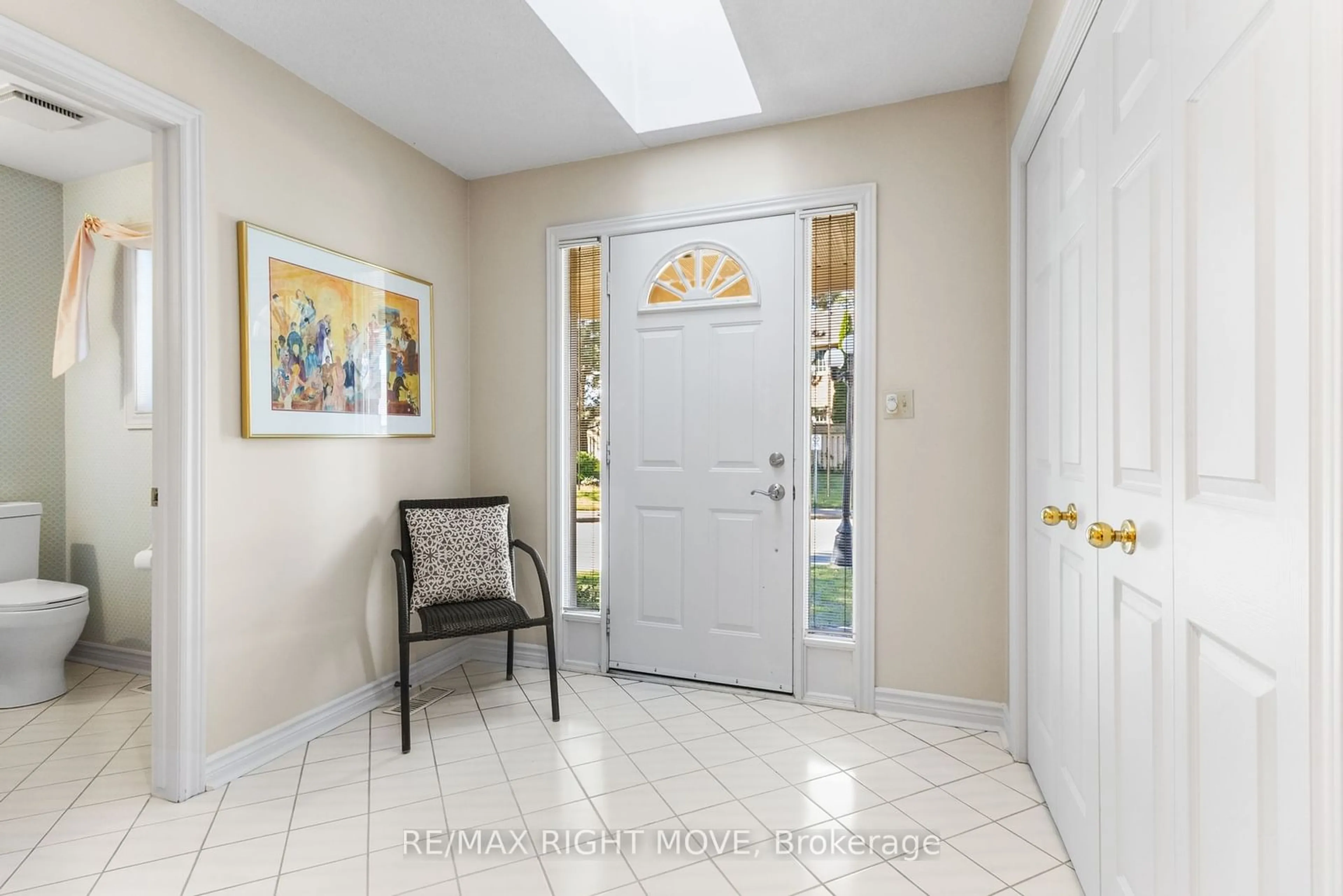 Indoor entryway, wood floors for 141 Welland Vale Rd #16, St. Catharines Ontario L2S 3S7