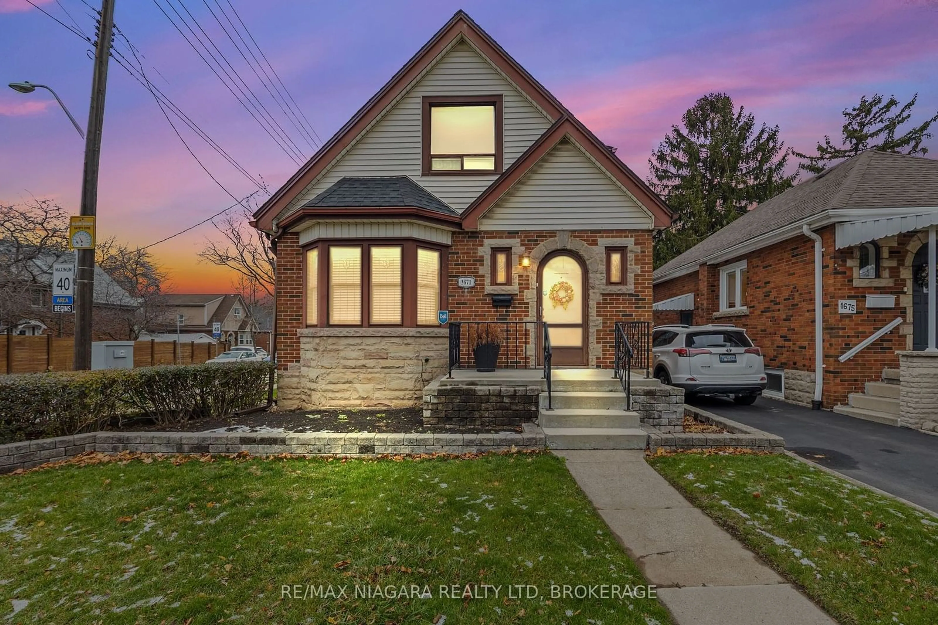 Frontside or backside of a home, cottage for 1671 KING St, Hamilton Ontario L8K 1V2