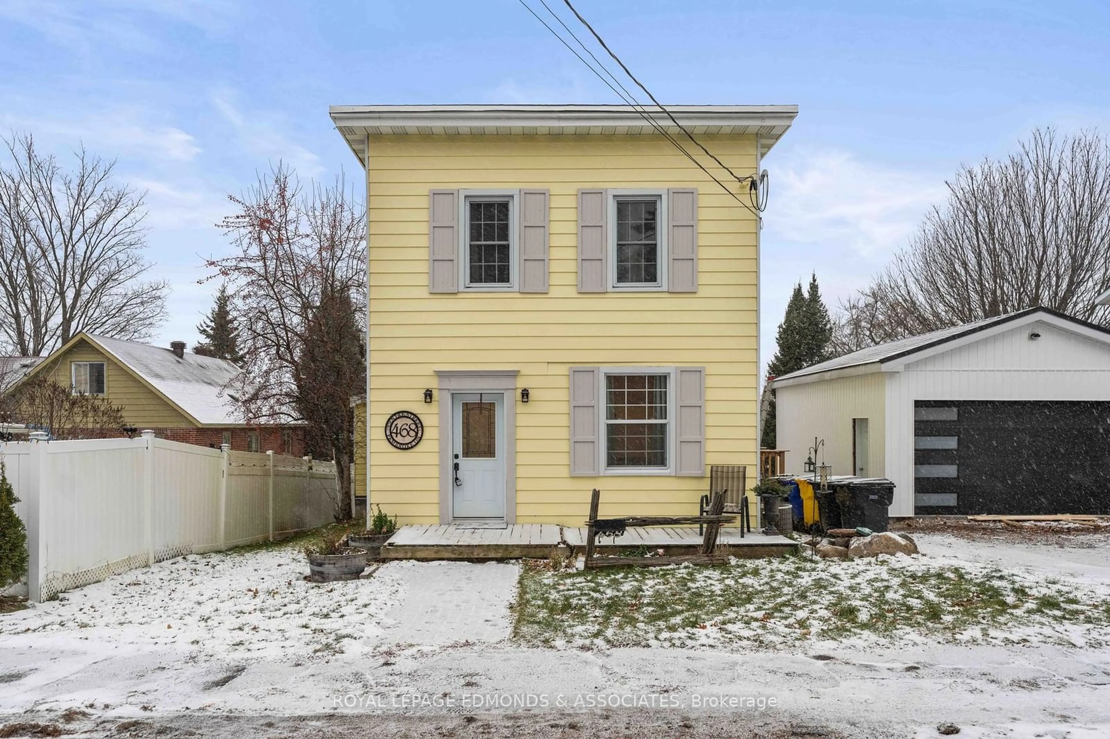 Frontside or backside of a home, cottage for 468 Centre St, Pembroke Ontario K8A 1J8