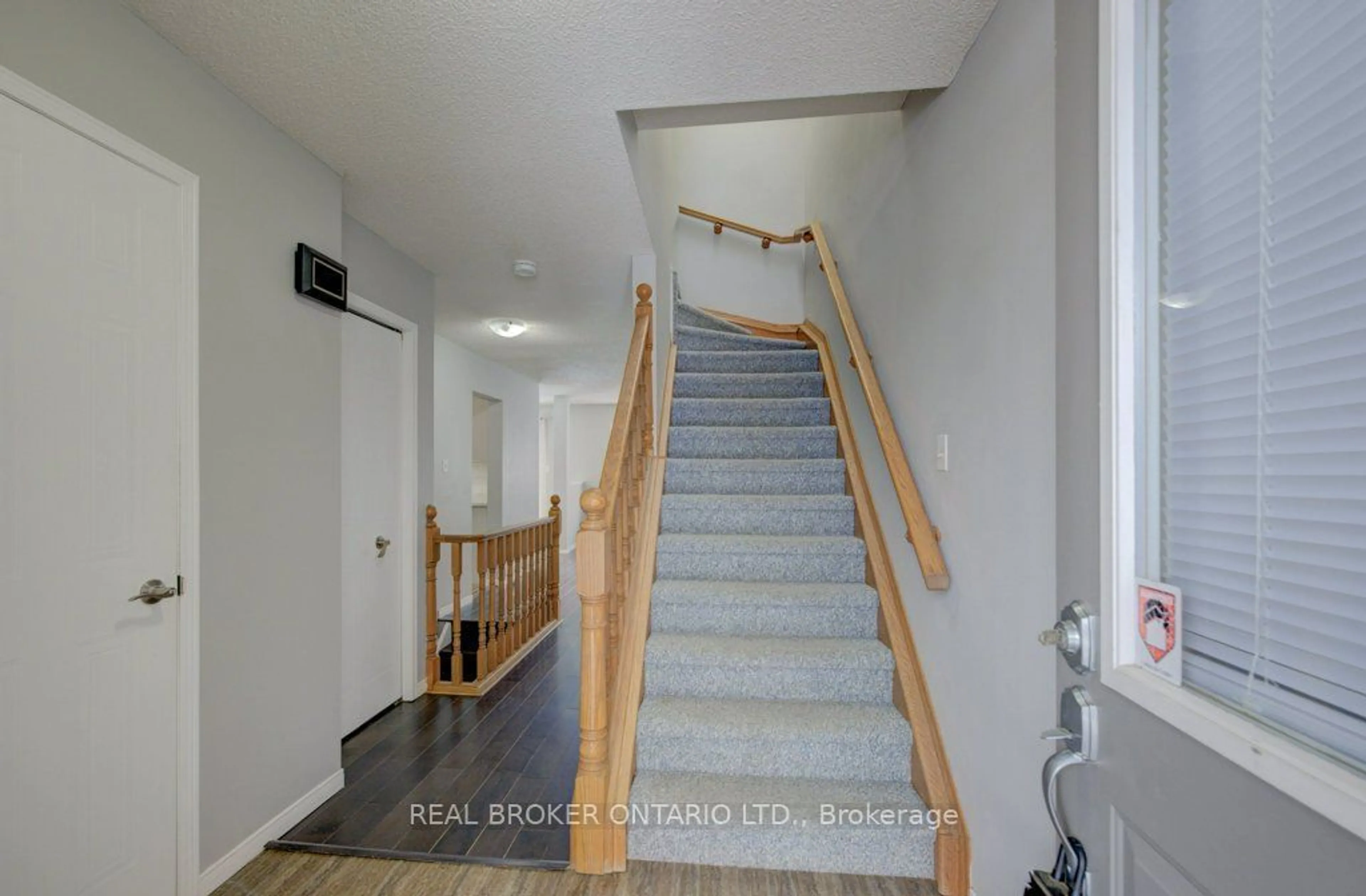 Indoor foyer, wood floors for 140 Poplar Dr, Cambridge Ontario N3C 4B2