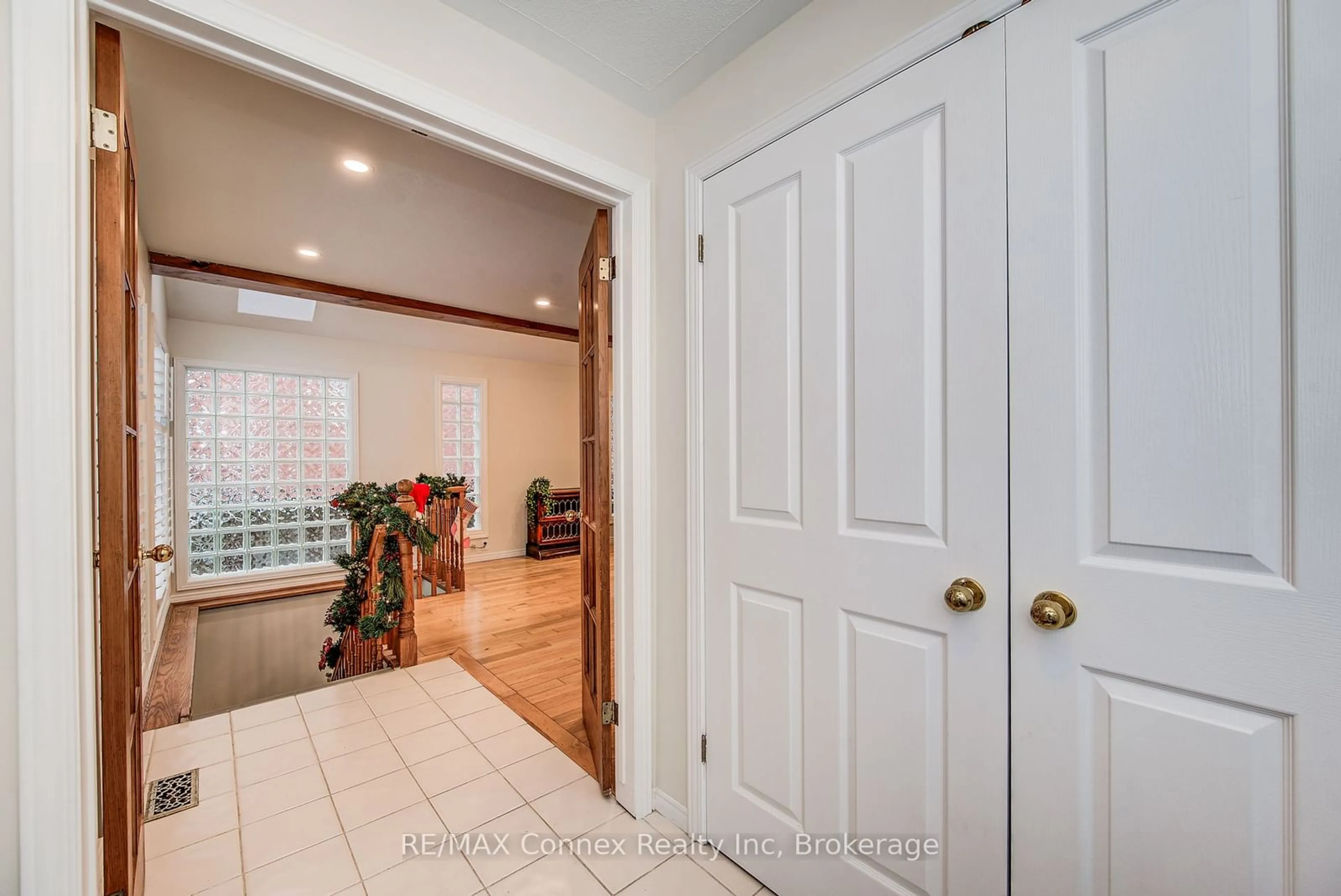 Indoor entryway, wood floors for 20 Havelock St, Guelph Ontario N1E 4G5