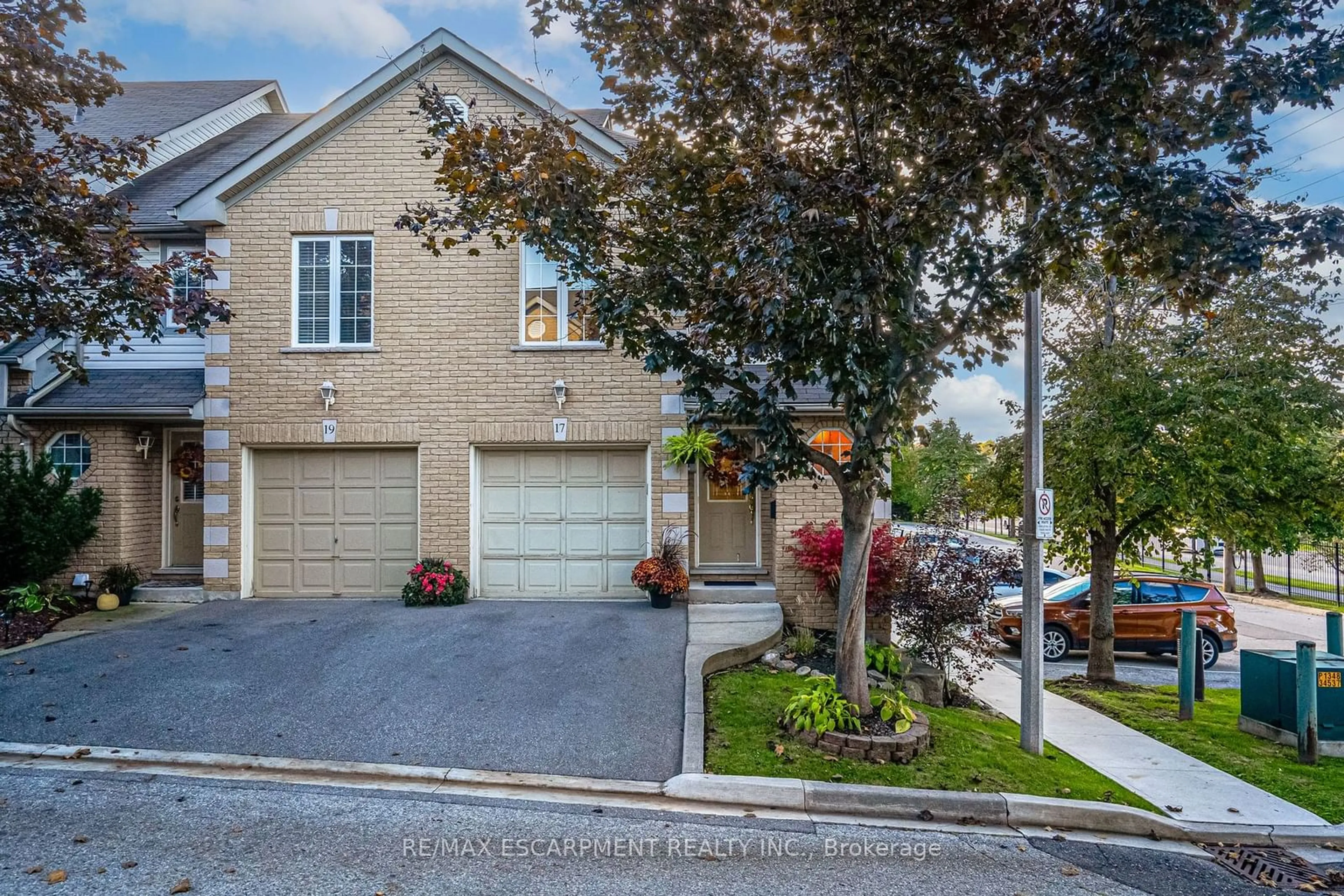 A pic from exterior of the house or condo, the street view for 31 Moss Blvd #17, Hamilton Ontario L9H 7A6