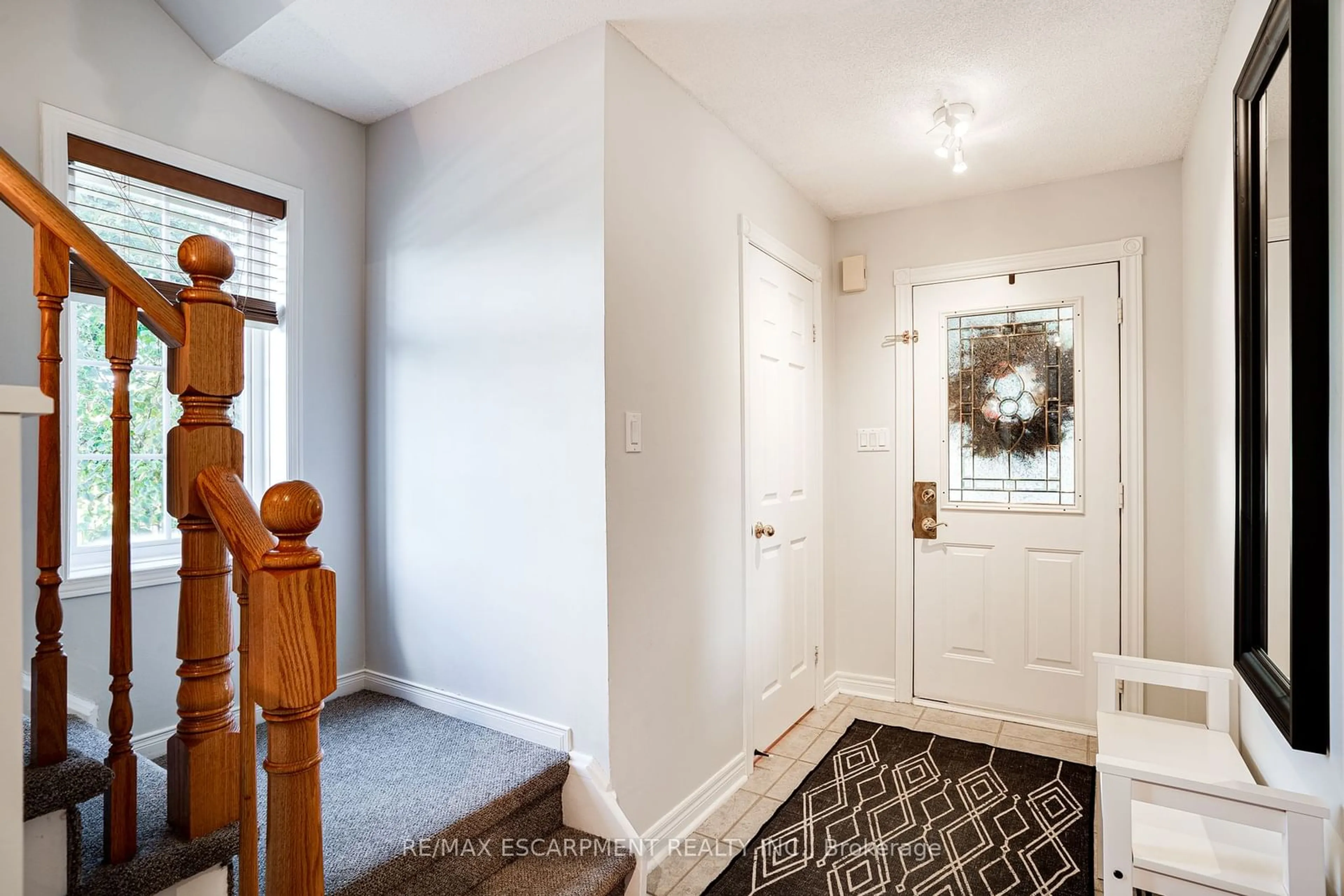 Indoor entryway, wood floors for 31 Moss Blvd #17, Hamilton Ontario L9H 7A6