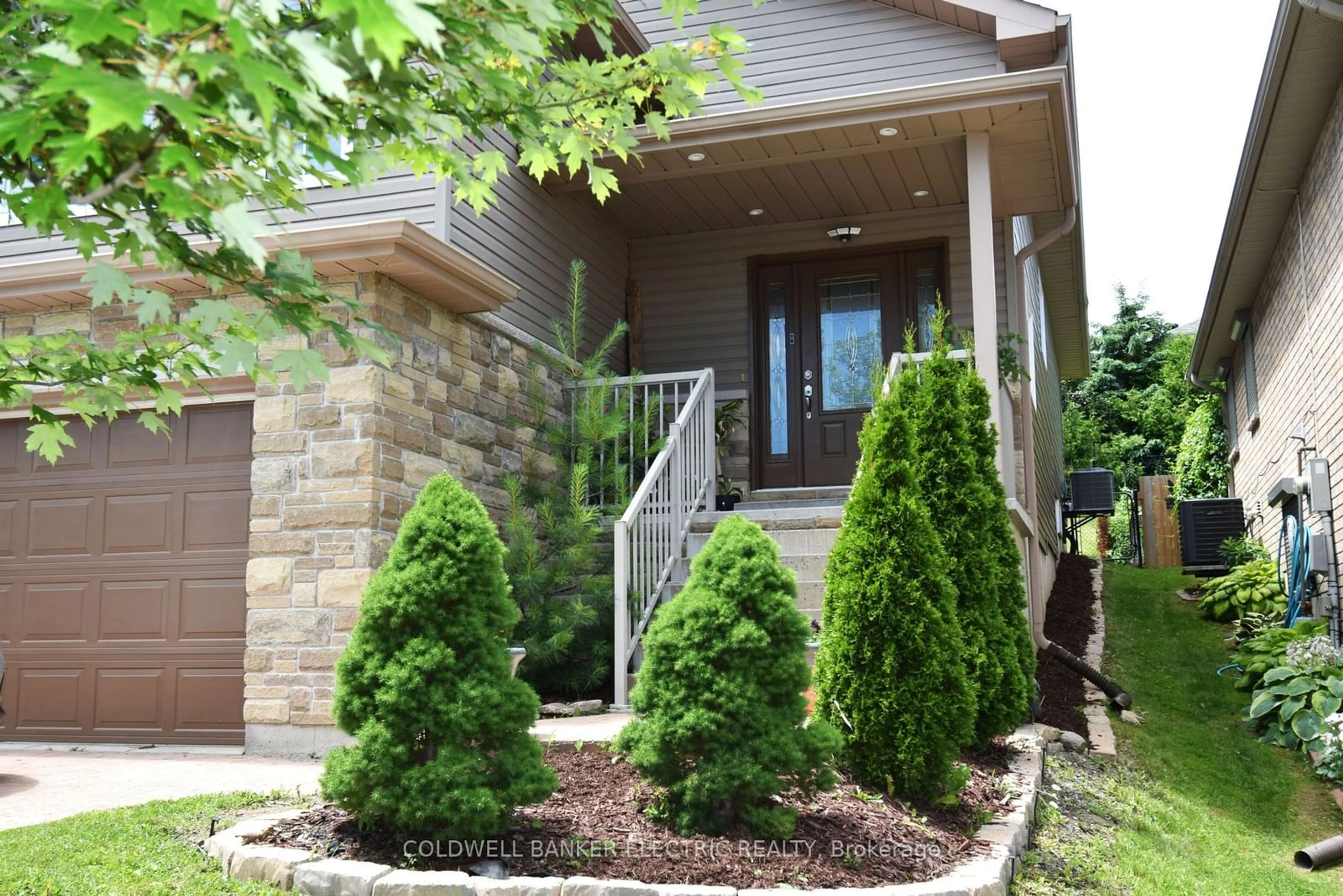 Indoor entryway, wood floors for 105 Milroy Dr, Peterborough Ontario K9H 7T2