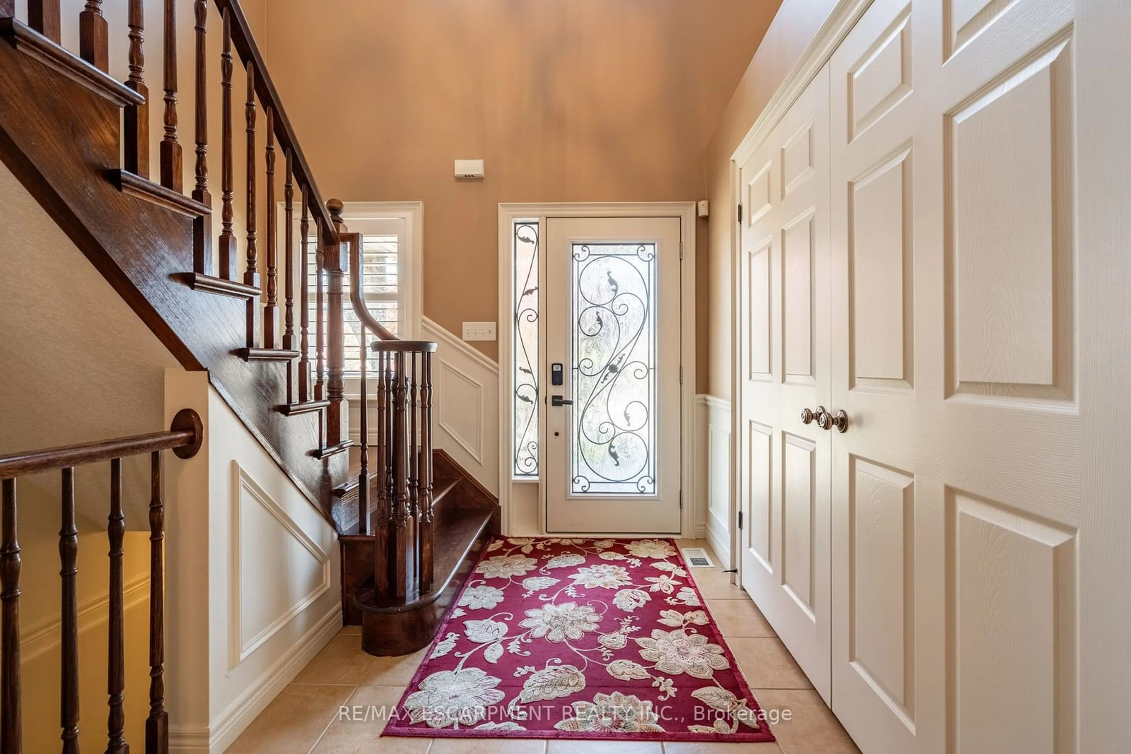 Indoor entryway, wood floors for 281 Brigadoon Dr, Hamilton Ontario L9C 0B6