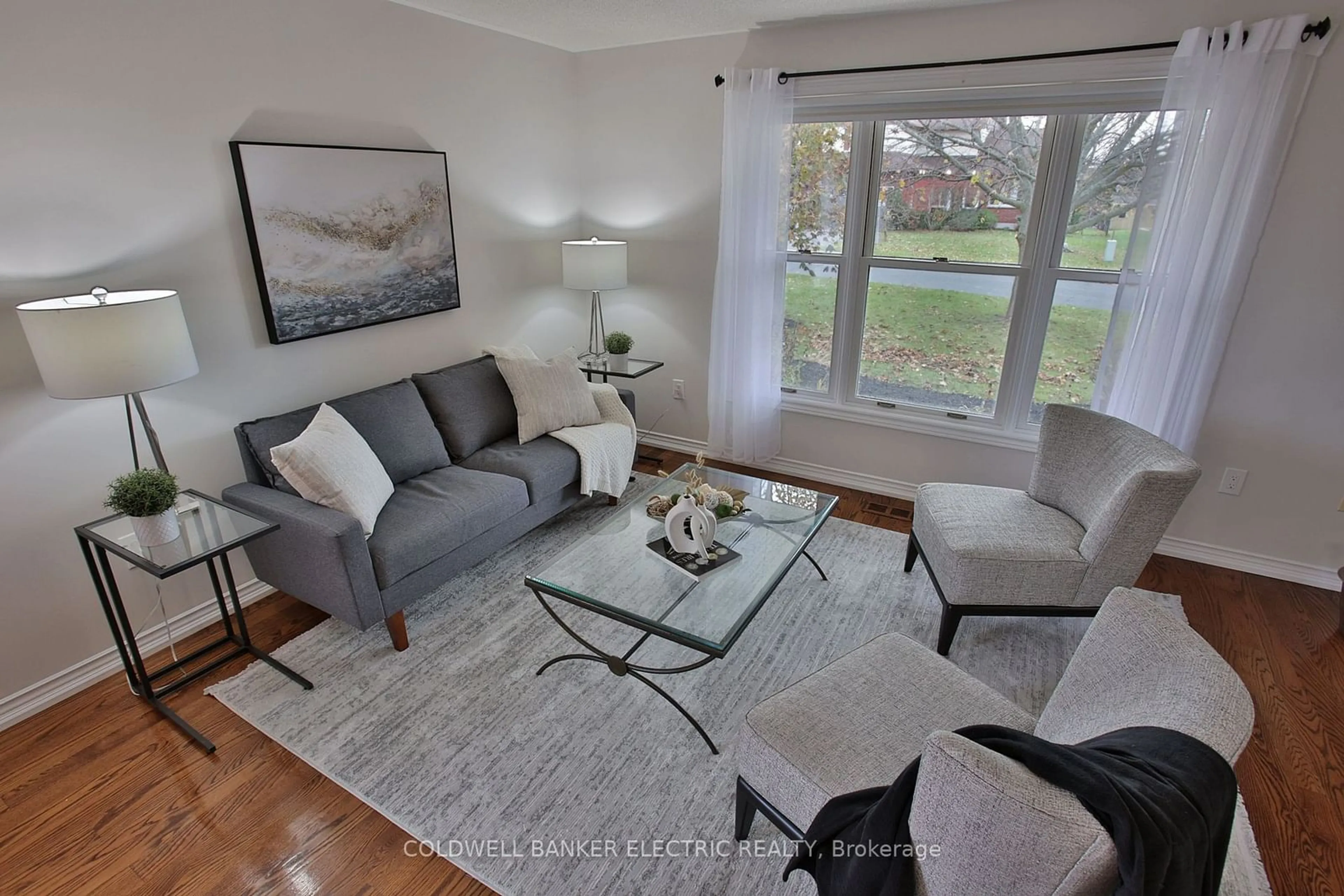 Living room, wood floors for 1830 Stratton Ave, Peterborough Ontario K9K 2E6