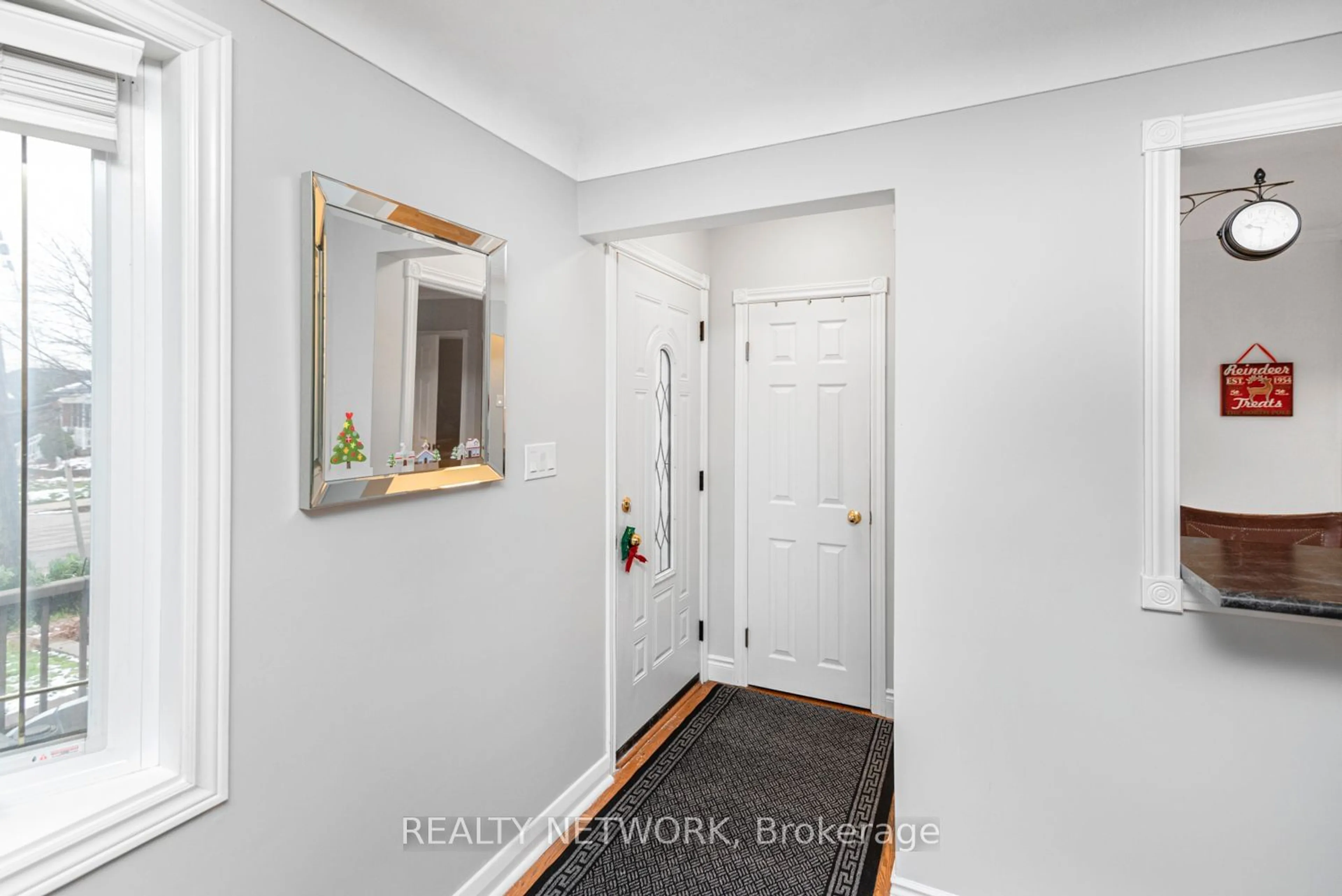 Indoor entryway, wood floors for 16 Fernwood Cres, Hamilton Ontario L8T 3L1