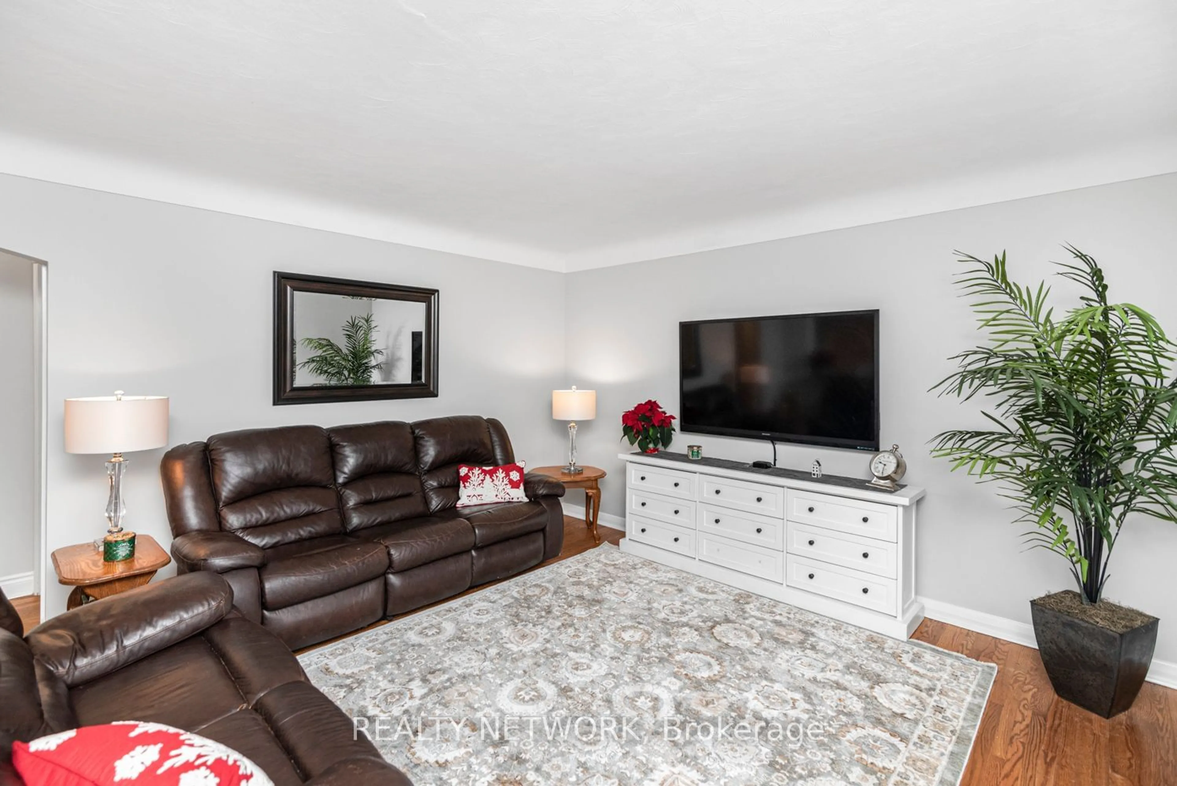 Living room, wood floors for 16 Fernwood Cres, Hamilton Ontario L8T 3L1