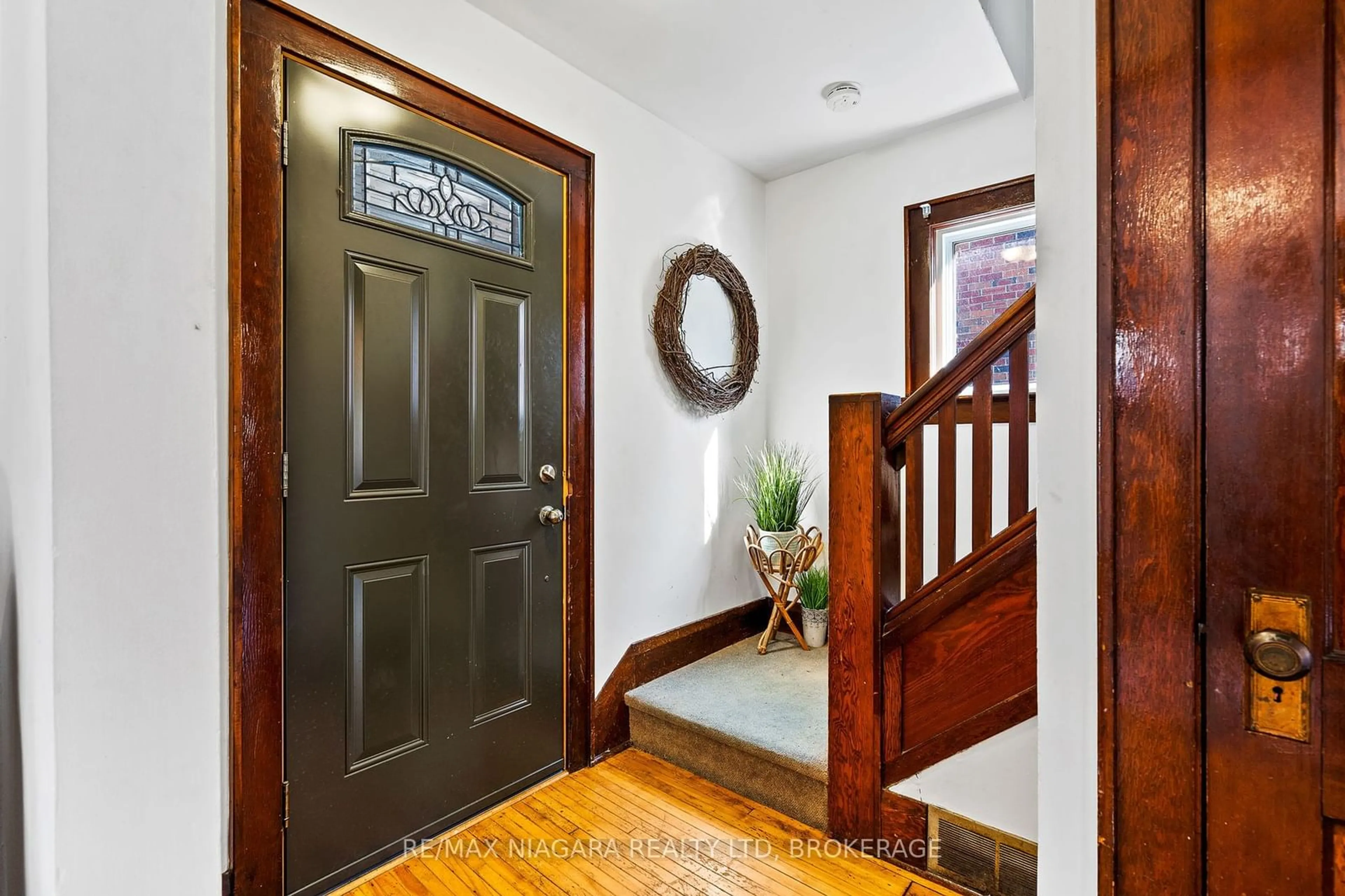 Indoor entryway, wood floors for 222 Alexandra St, Port Colborne Ontario L3K 2Y8