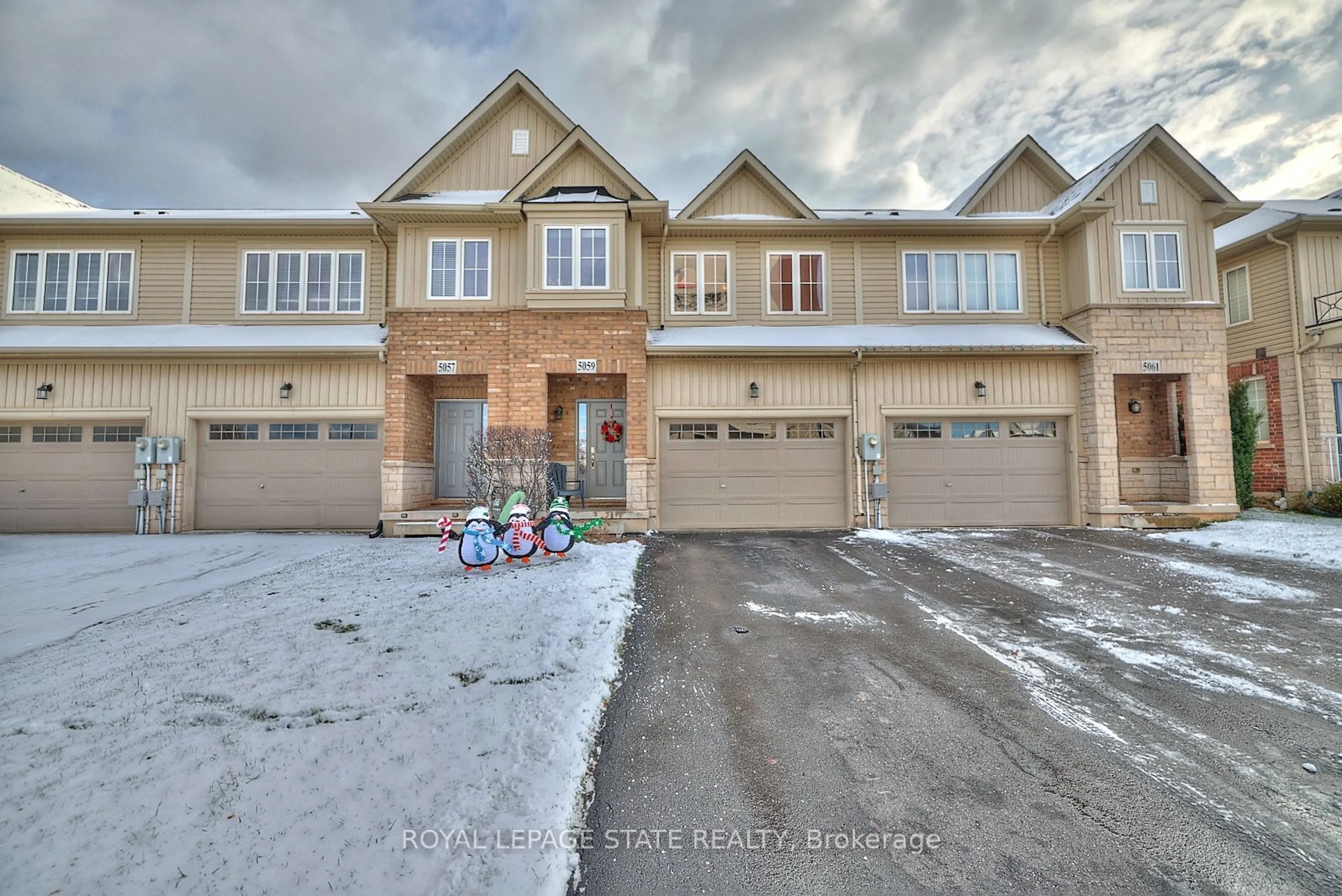 A pic from exterior of the house or condo, the street view for 5059 Alyssa Dr, Lincoln Ontario L3J 1W5