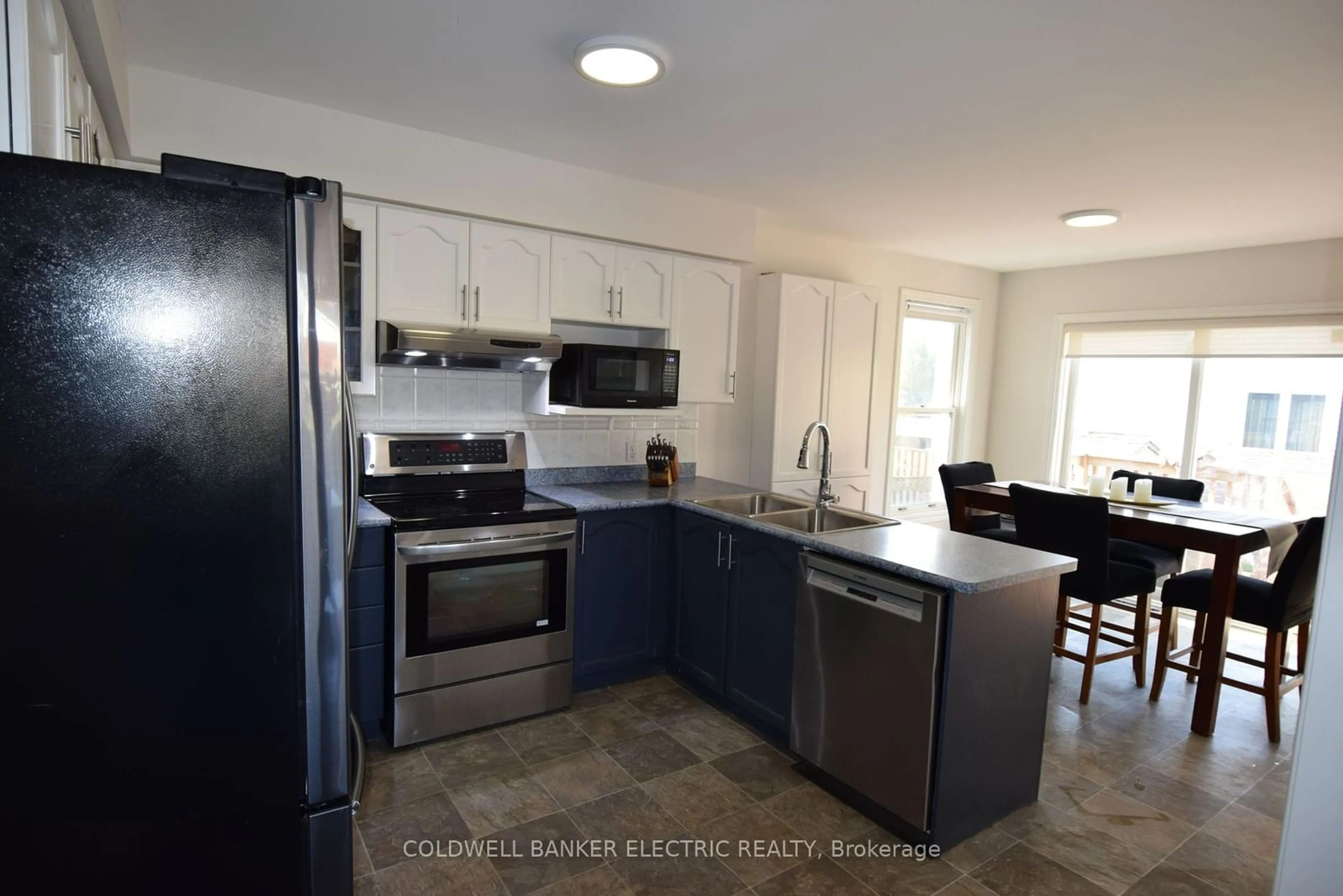 Standard kitchen, cottage for 605 Fortye Dr, Peterborough Ontario K9K 2H3