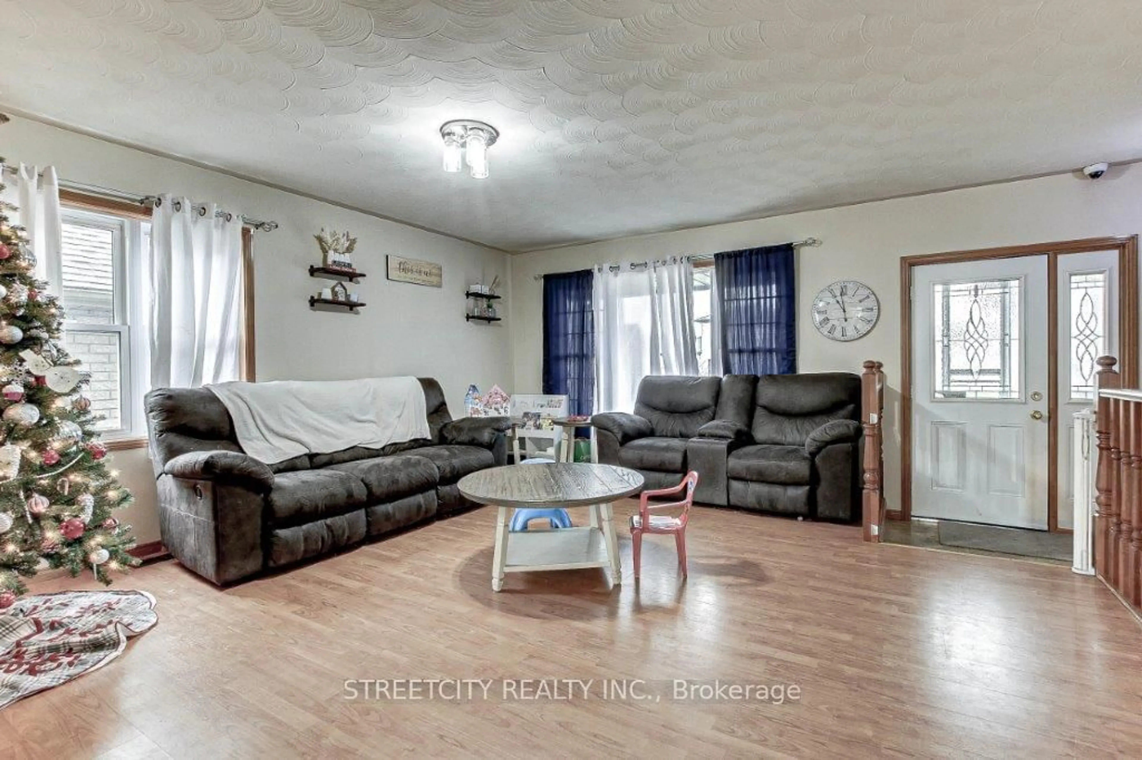 Living room with furniture, unknown for 20 Rebecca Dr, Aylmer Ontario N5H 3G4