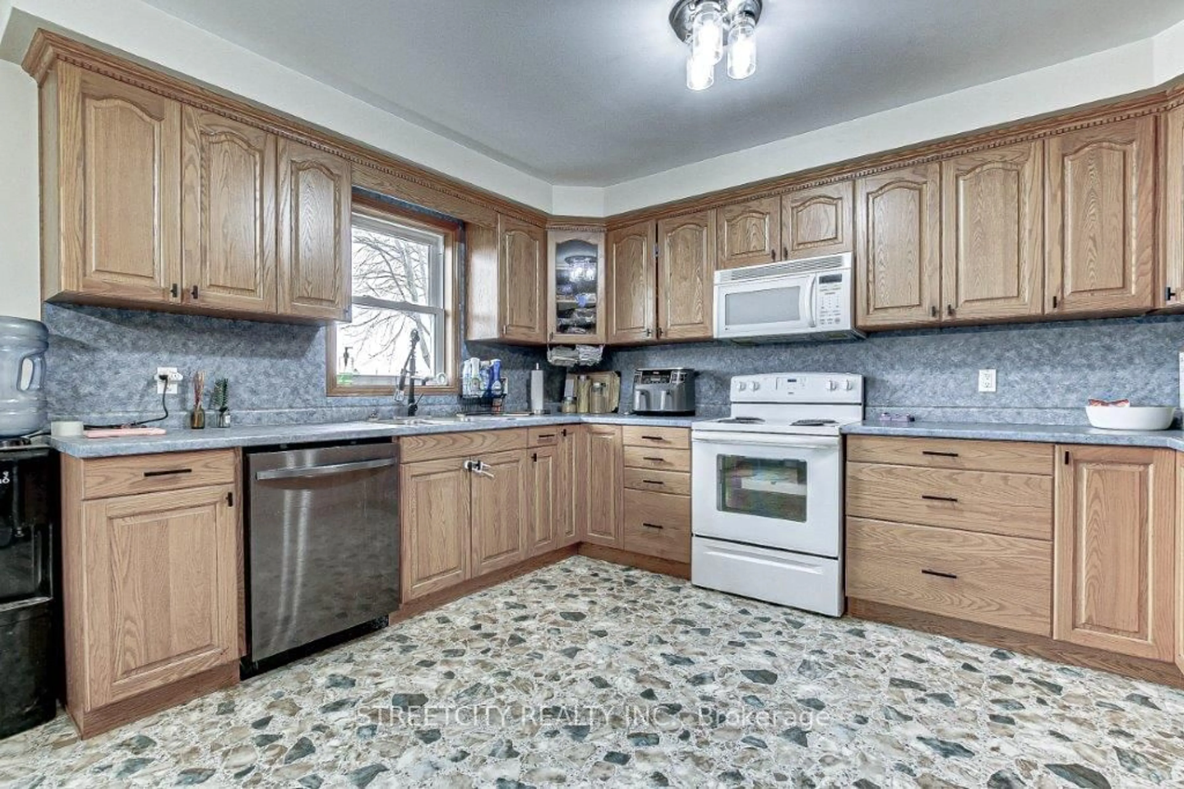 Standard kitchen, unknown for 20 Rebecca Dr, Aylmer Ontario N5H 3G4