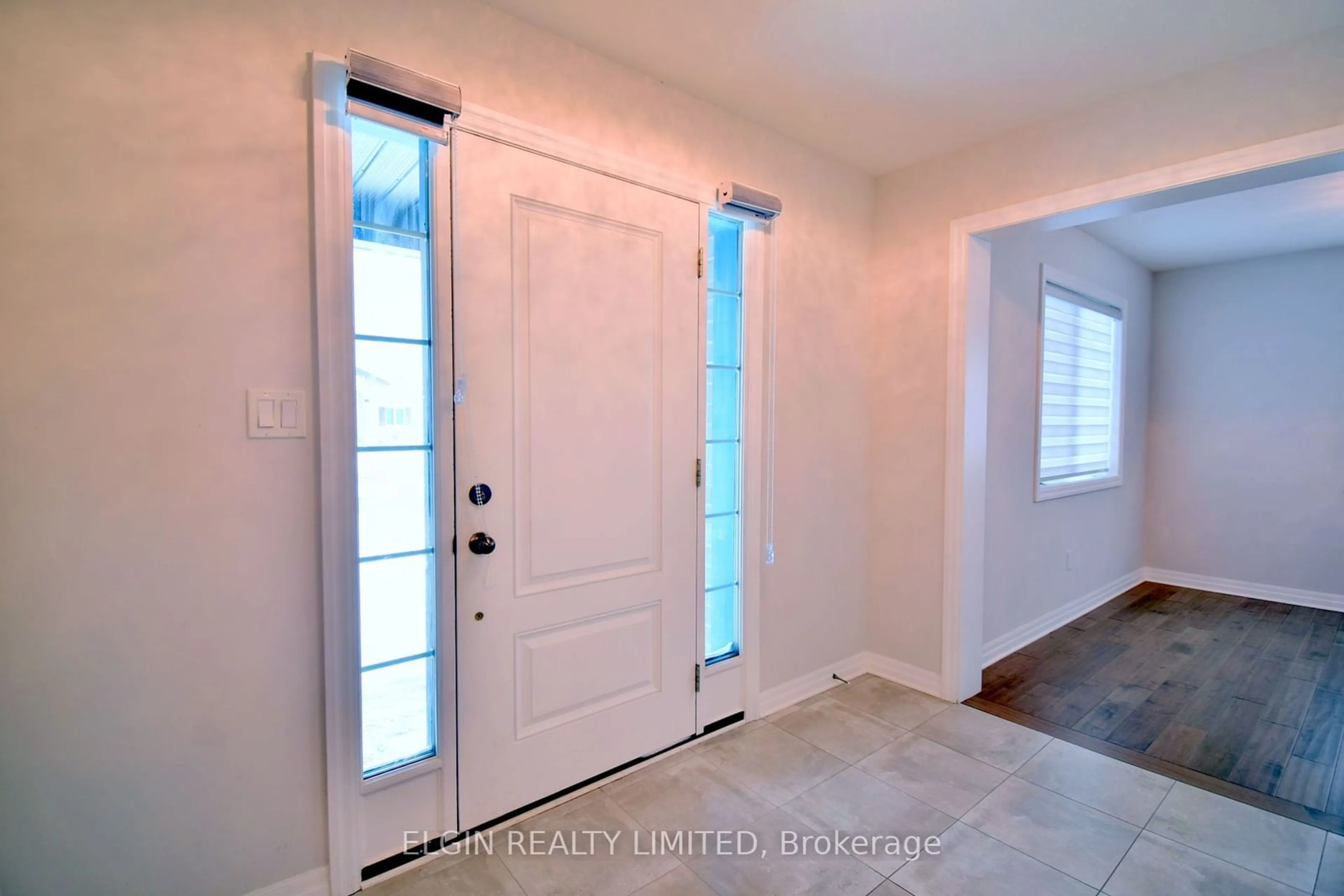 Indoor entryway, wood floors for 118 Benjamin Pkwy, St. Thomas Ontario N5R 1C1