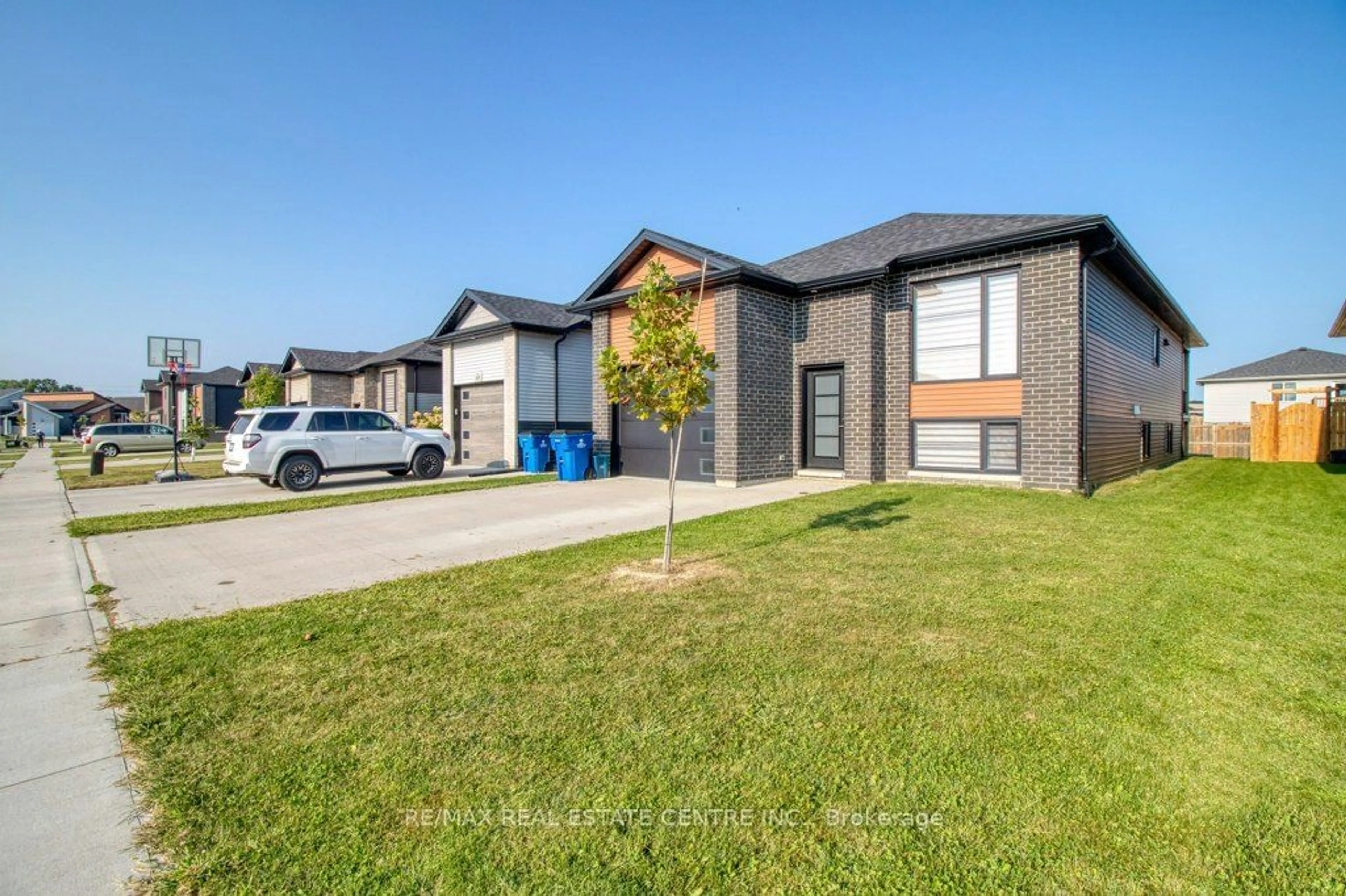 Frontside or backside of a home, the street view for 191 Moonstone Cres, Chatham-Kent Ontario N7M 0S1