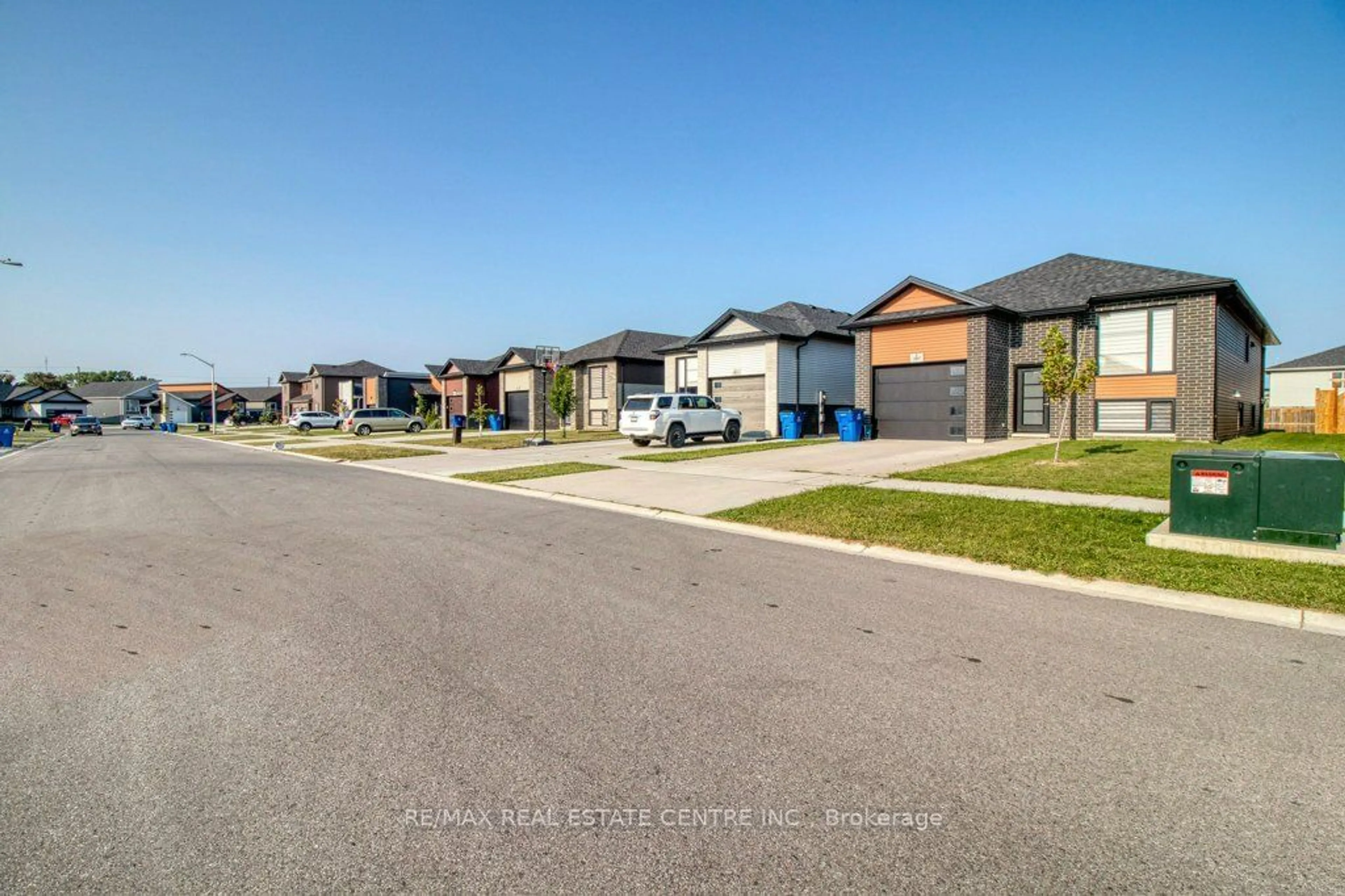 Frontside or backside of a home, the street view for 191 Moonstone Cres, Chatham-Kent Ontario N7M 0S1