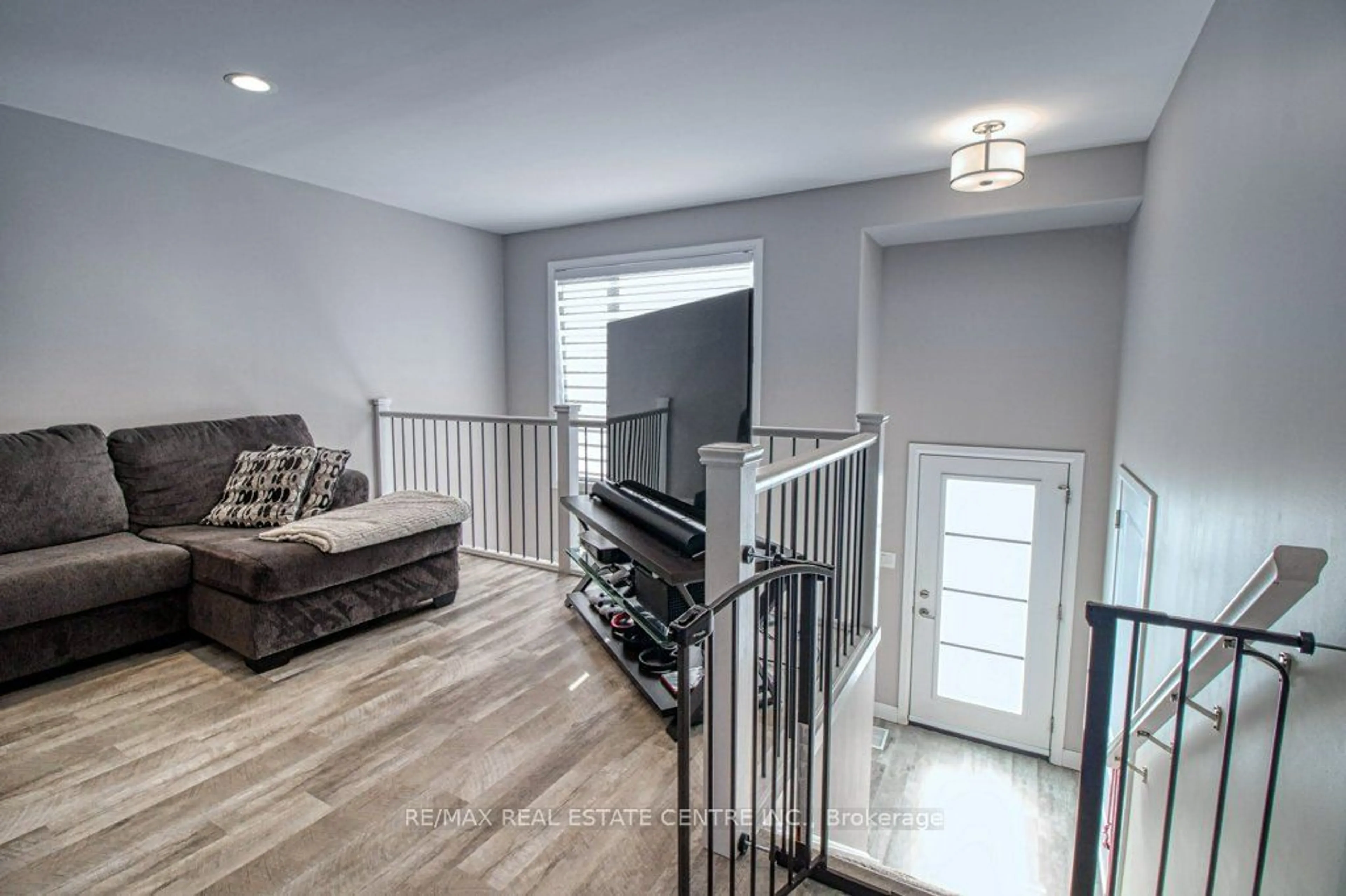 Indoor entryway, wood floors for 191 Moonstone Cres, Chatham-Kent Ontario N7M 0S1