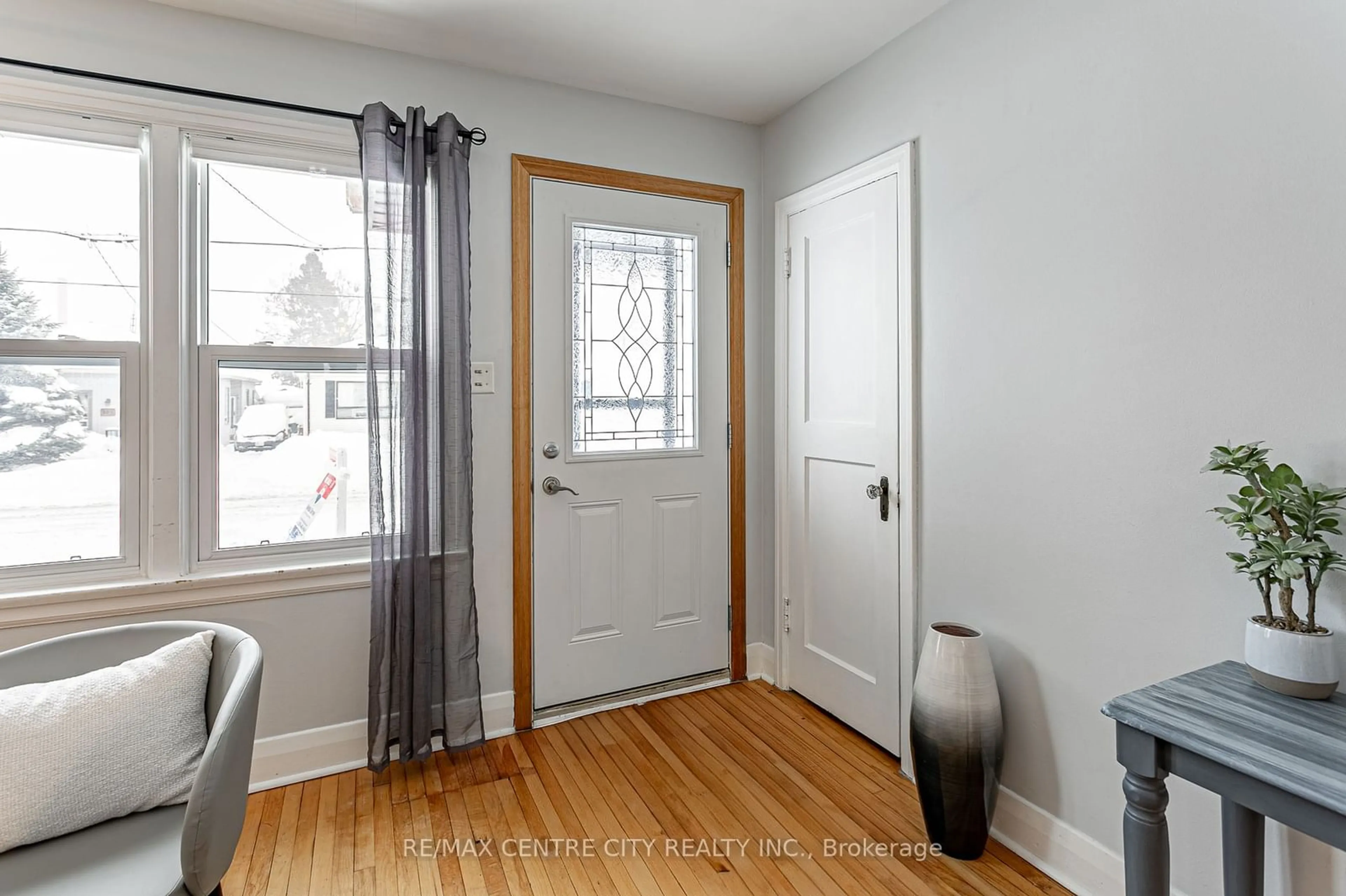 Indoor entryway, wood floors for 626 Layard St, London Ontario N5Z 1L3