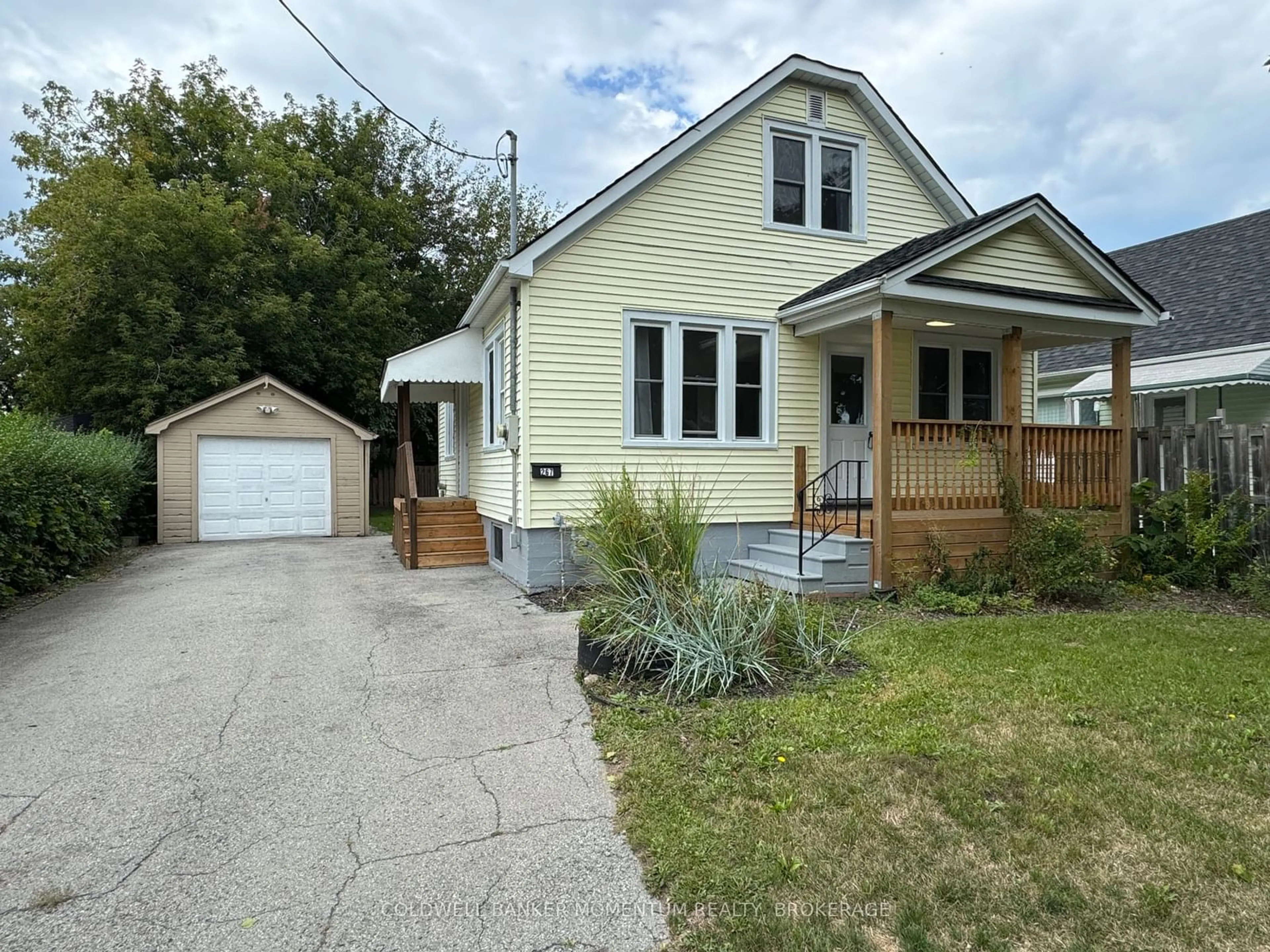 Frontside or backside of a home, cottage for 267 NIAGARA St, St. Catharines Ontario L2M 5N2