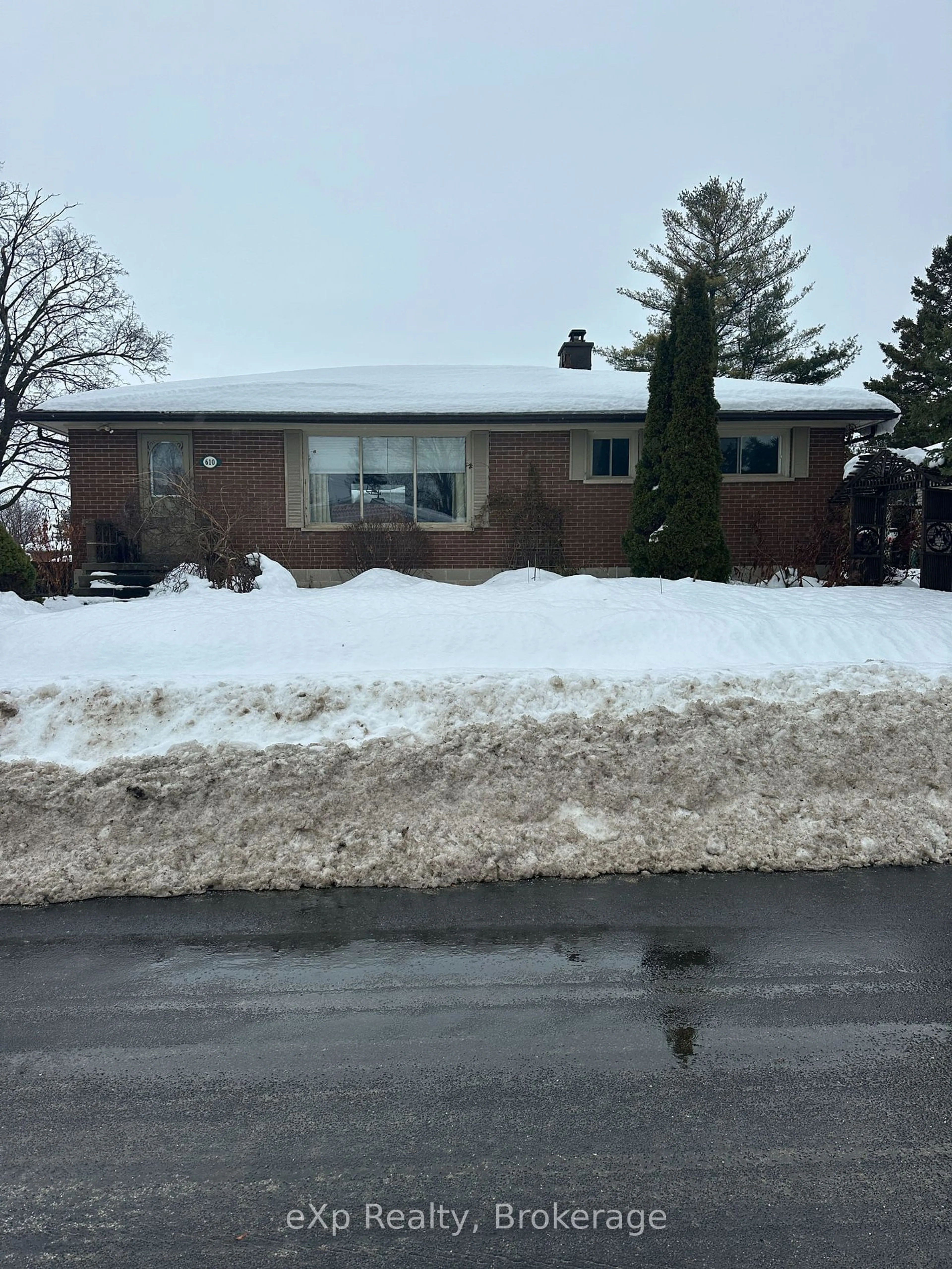 Frontside or backside of a home, the front or back of building for 610 13 St, Hanover Ontario N4N 1Y8