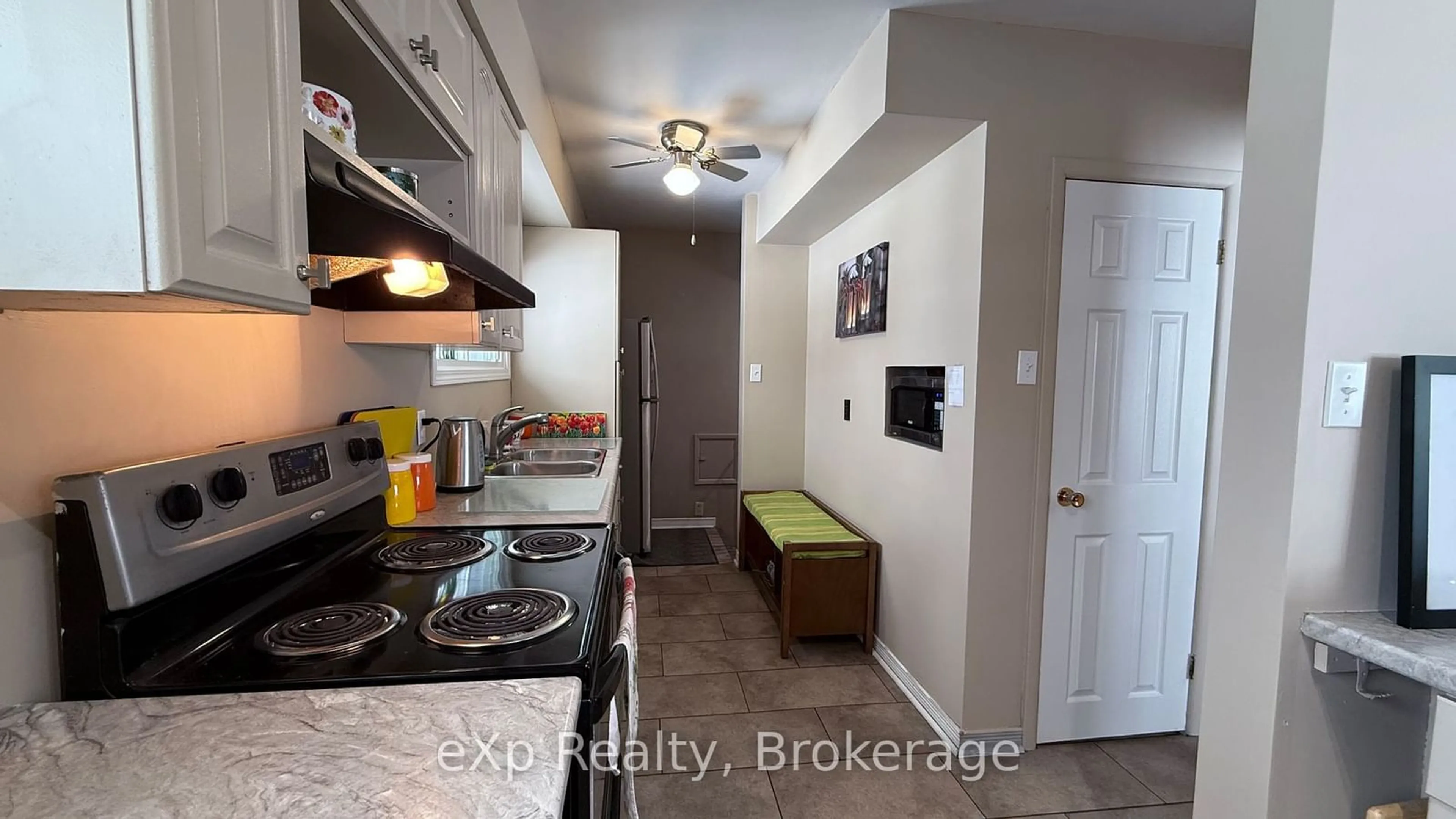 Standard kitchen, unknown floor, cottage for 610 13 St, Hanover Ontario N4N 1Y8