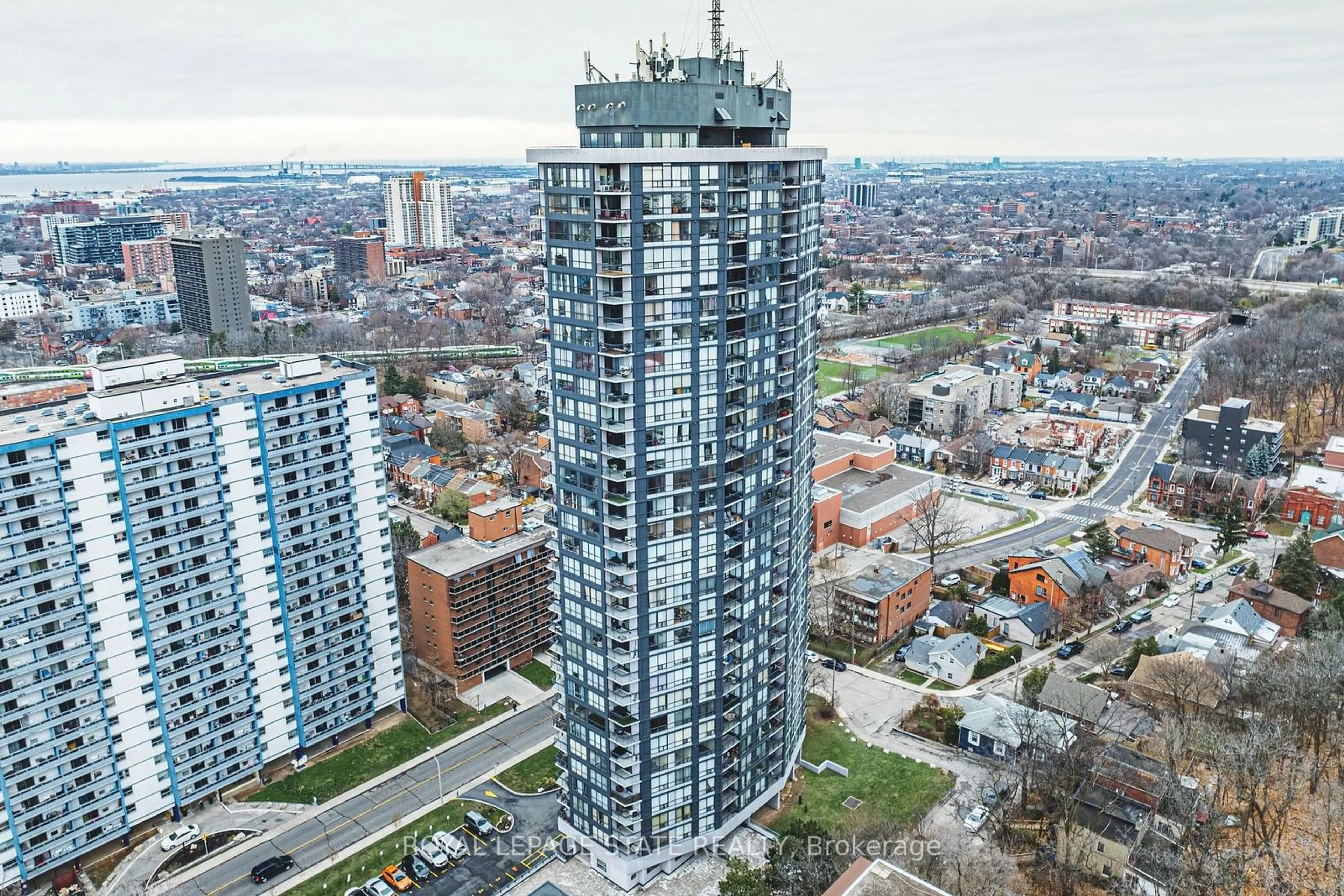 A pic from exterior of the house or condo, the view of city buildings for 150 Charlton Ave #1908, Hamilton Ontario L8N 3X3