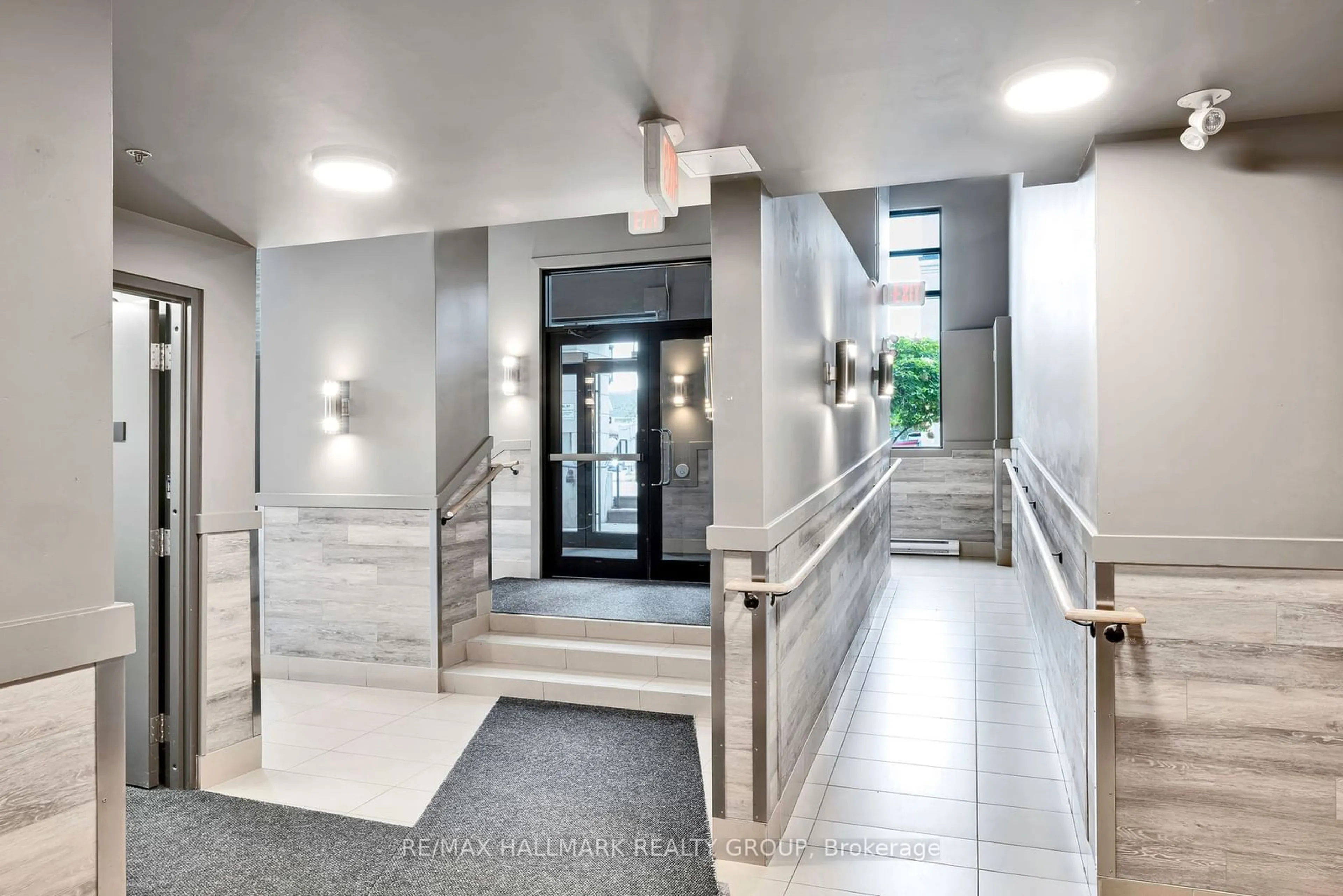 Indoor foyer, cement floor for 429 Kent St #114, Ottawa Centre Ontario K2P 1B5