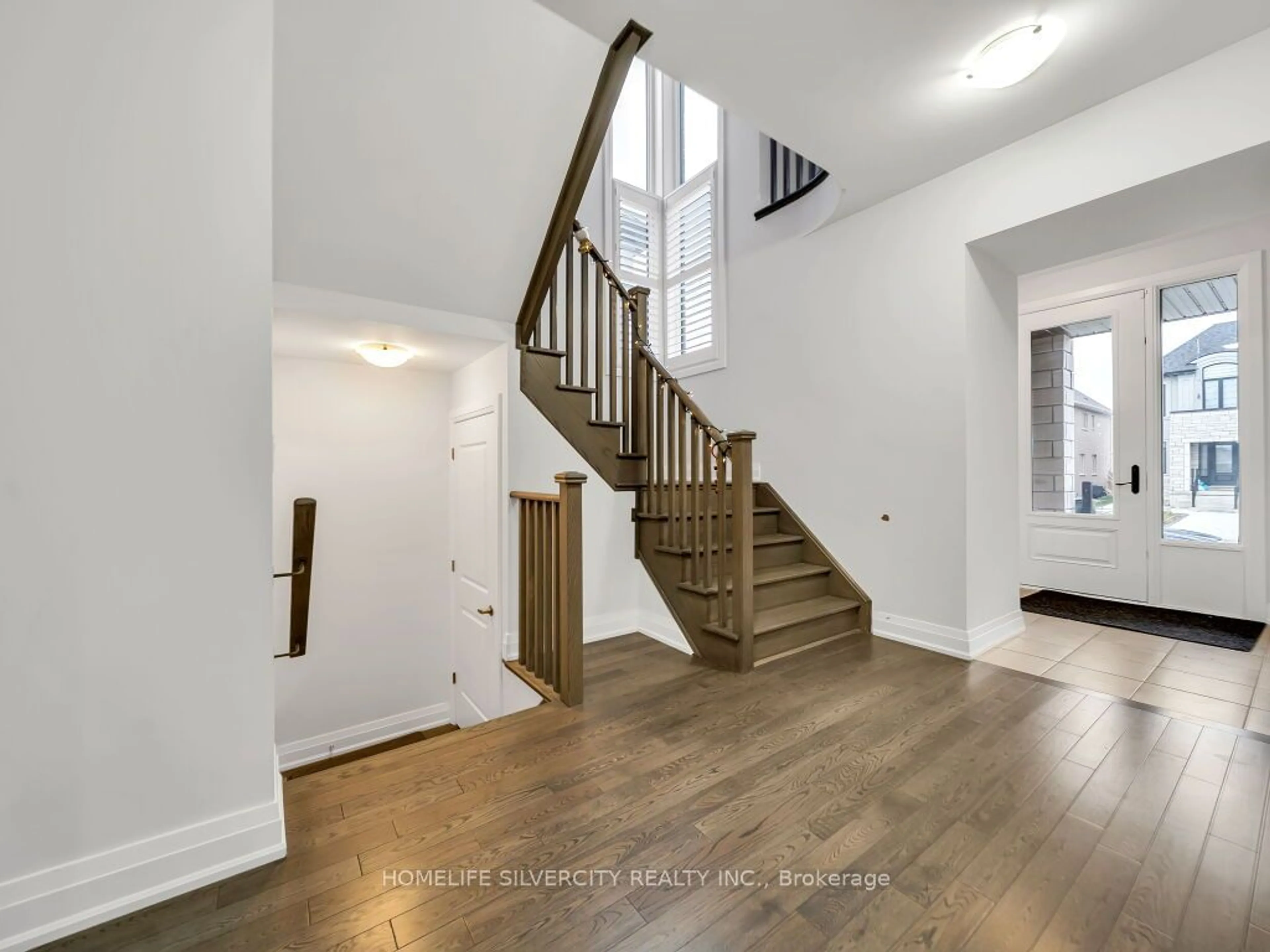 Indoor entryway, wood floors for 995 Edinburgh Dr, Woodstock Ontario N4T 0G8