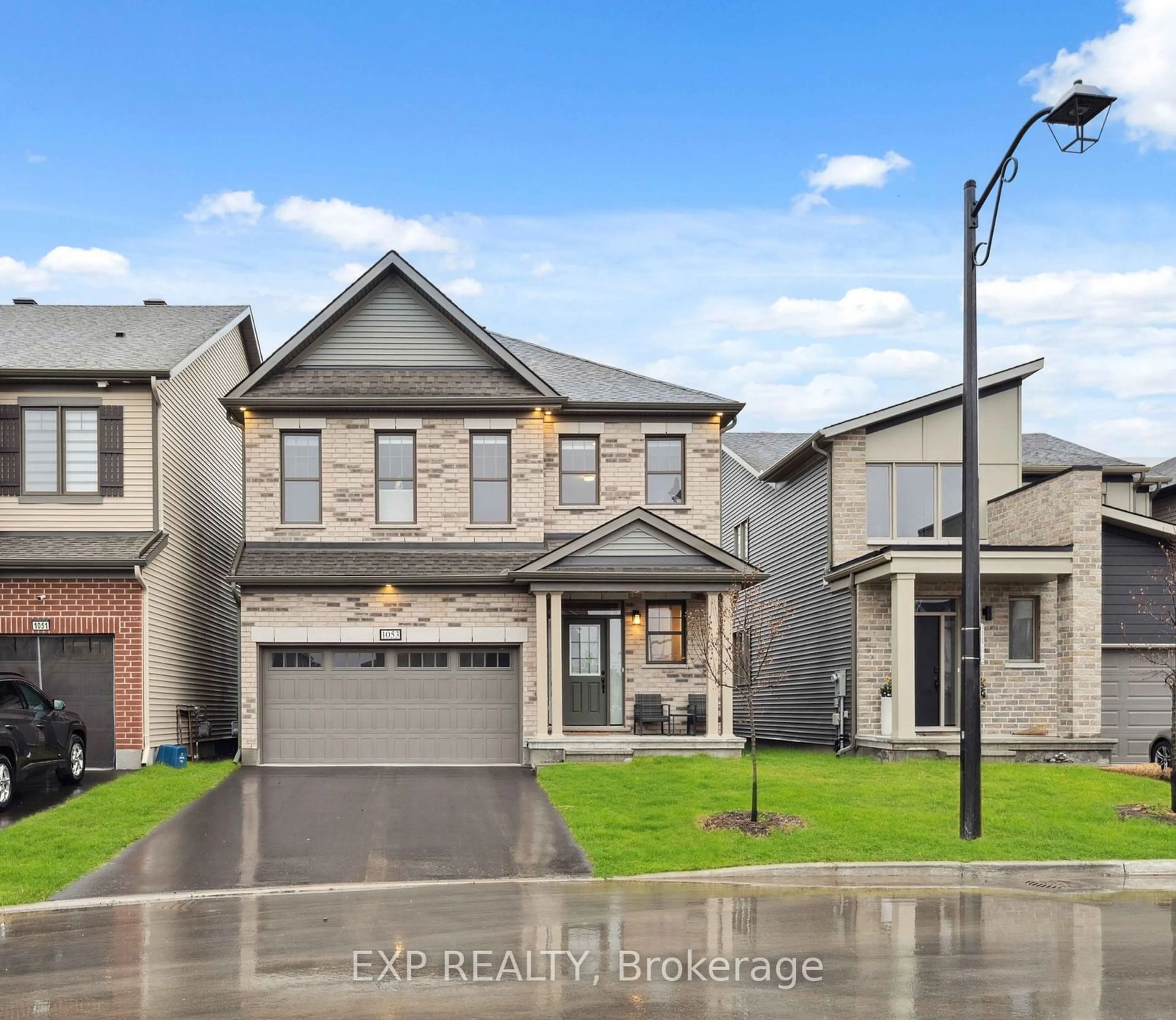 Frontside or backside of a home, the street view for 1053 SHOWMAN St, Stittsville - Munster - Richmond Ontario K0A 2Z0