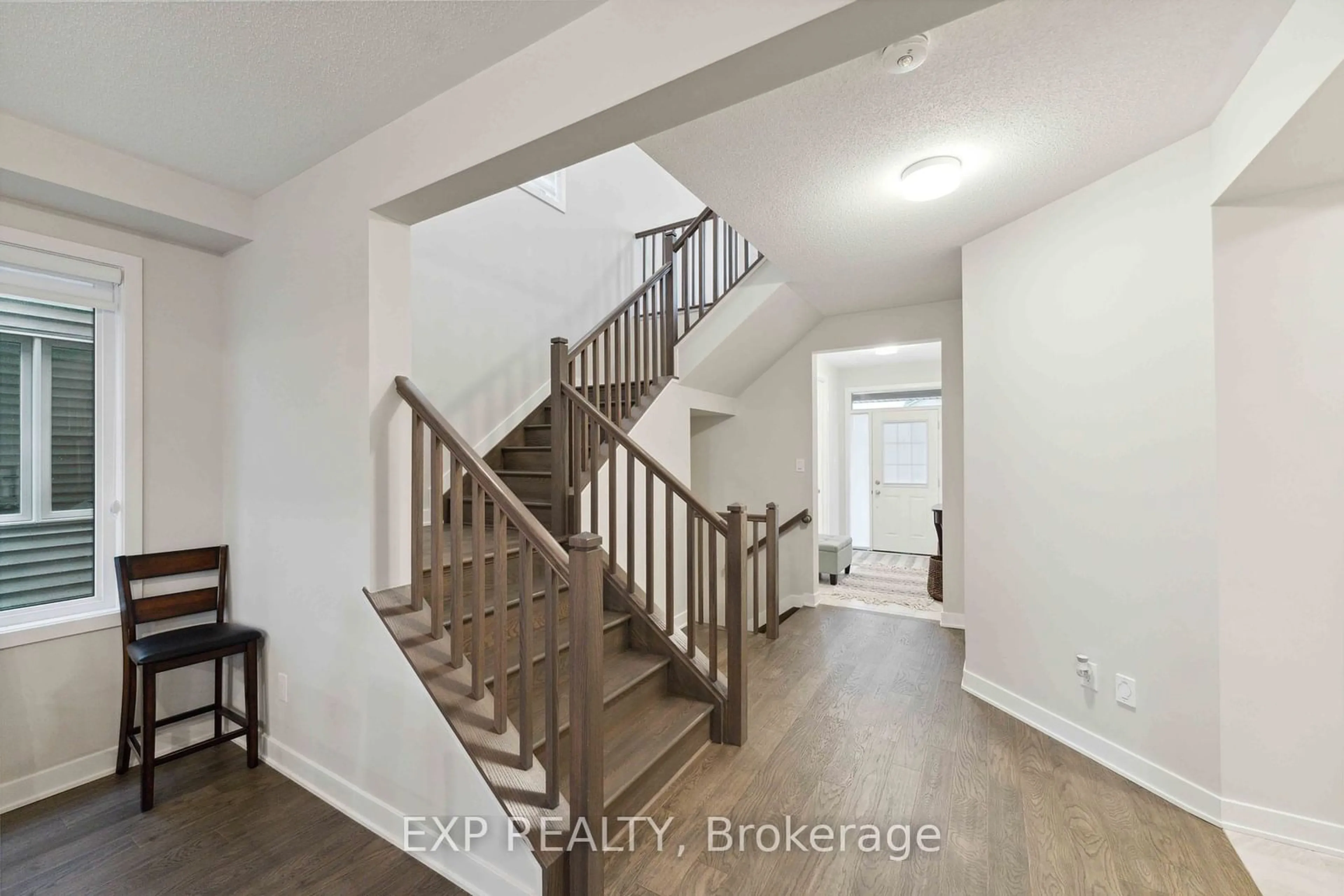 Indoor entryway, wood floors for 1053 SHOWMAN St, Stittsville - Munster - Richmond Ontario K0A 2Z0