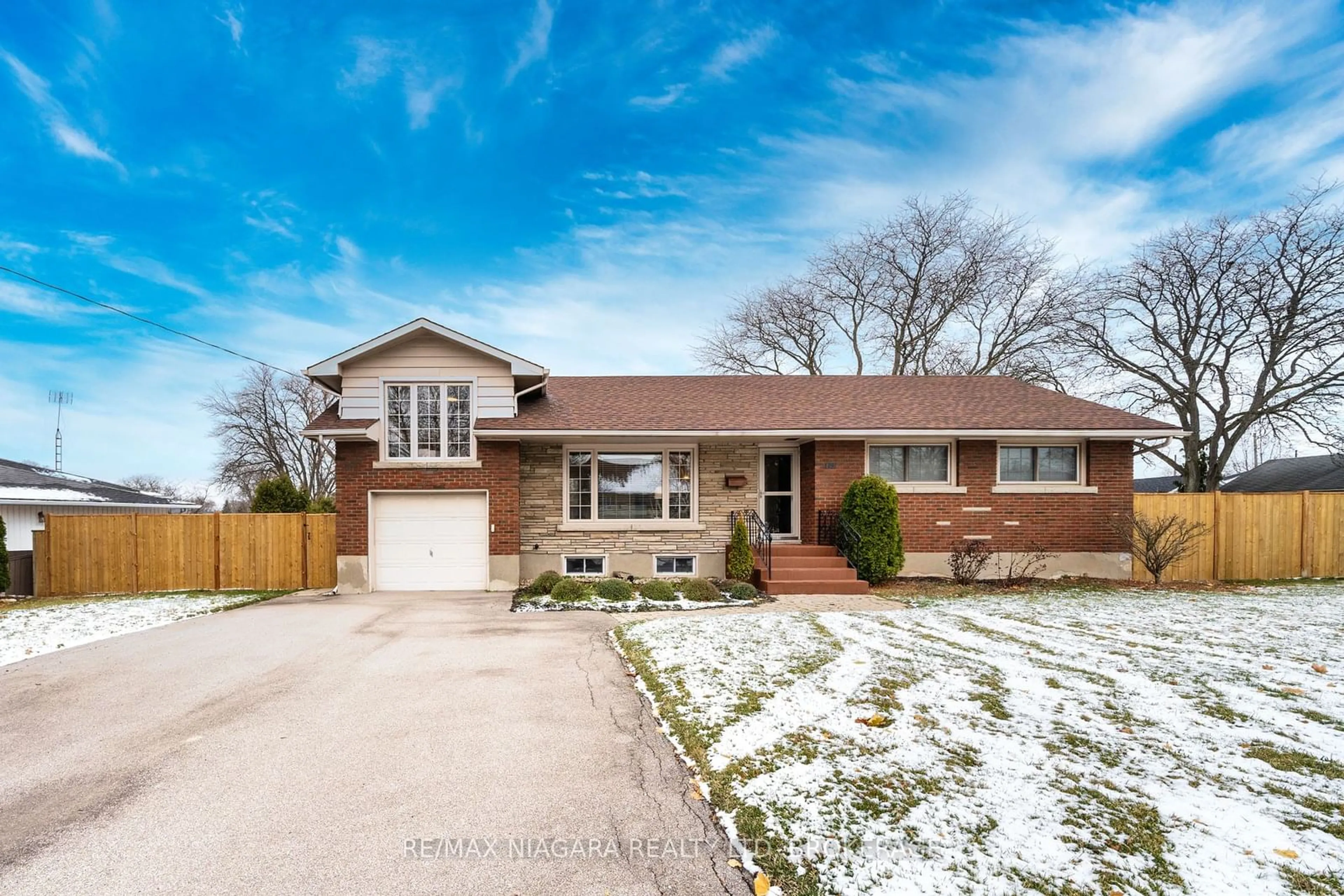 Home with brick exterior material for 29 Elm Ridge Dr, St. Catharines Ontario L2T 2A7