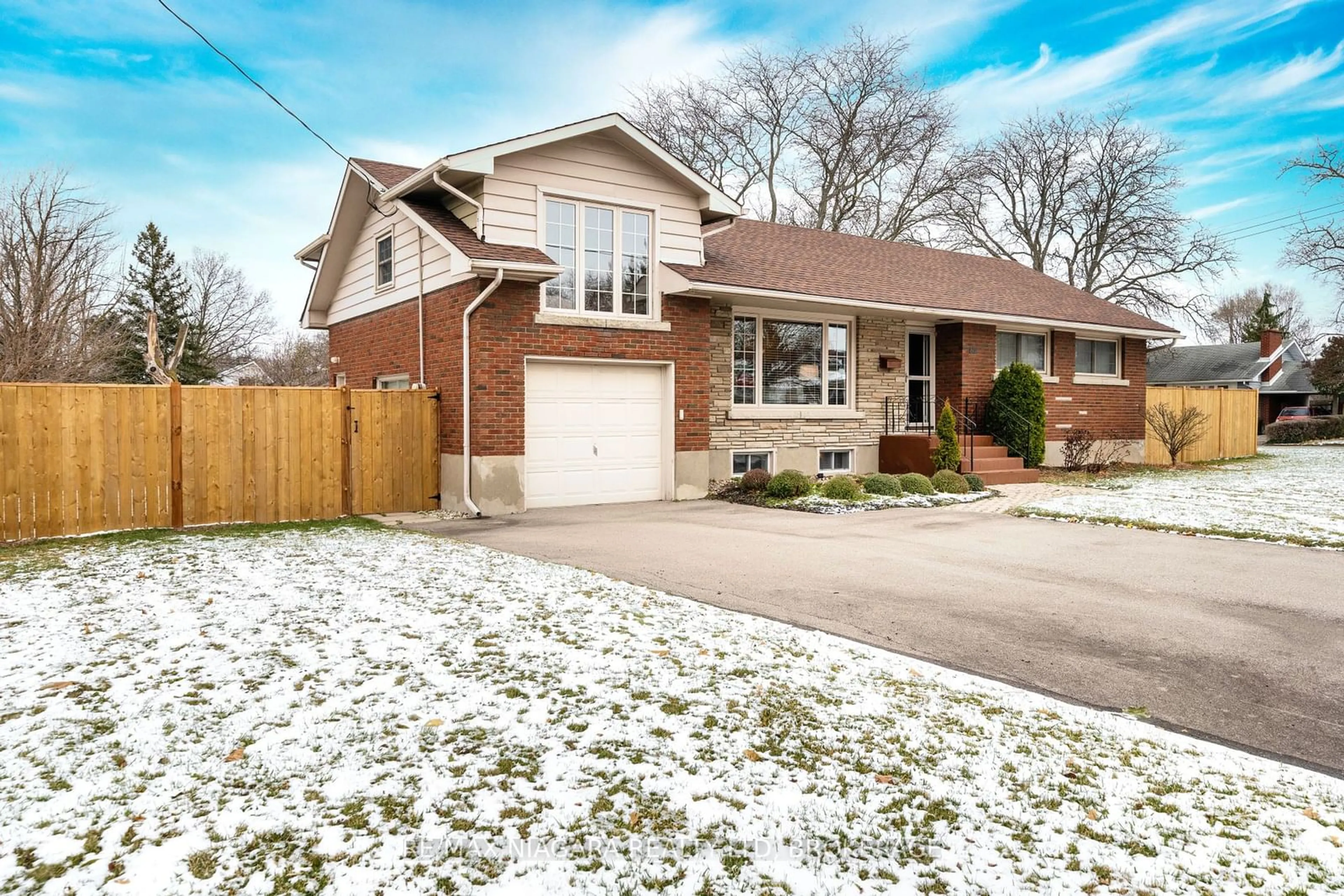 Home with brick exterior material for 29 Elm Ridge Dr, St. Catharines Ontario L2T 2A7