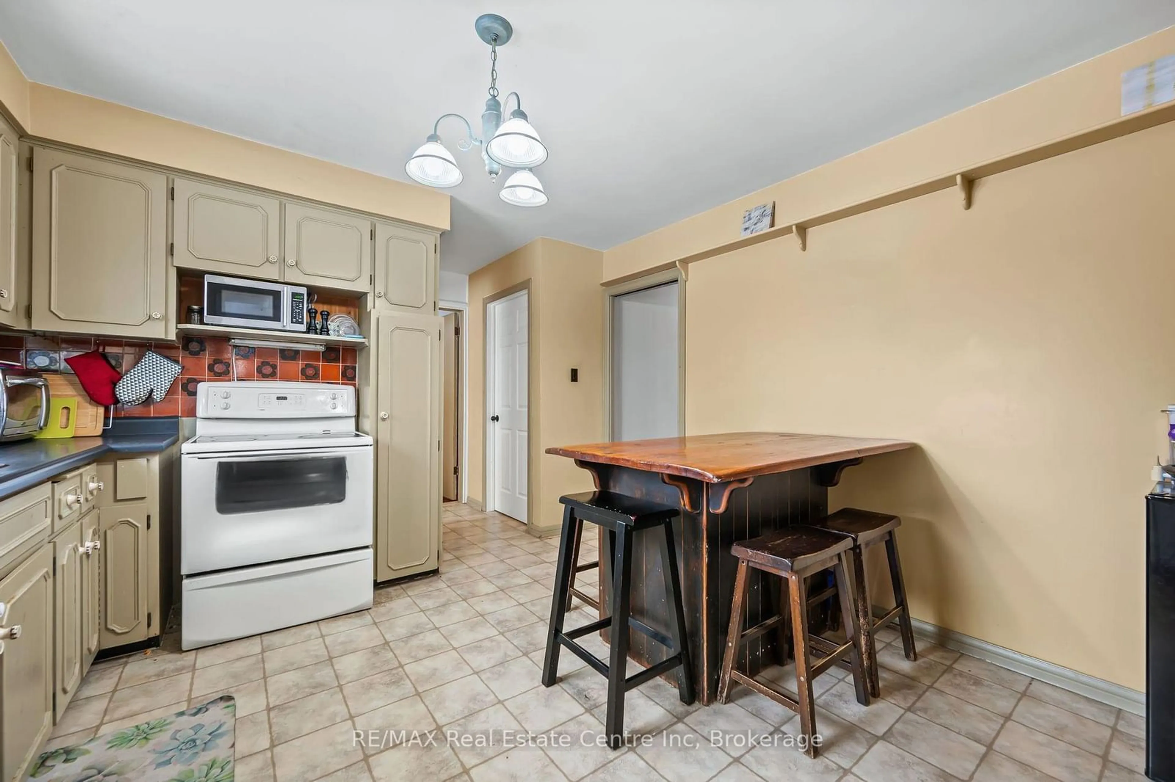 Standard kitchen, wood floors, cottage for 71 Keats Cres, Guelph Ontario N1G 3C9