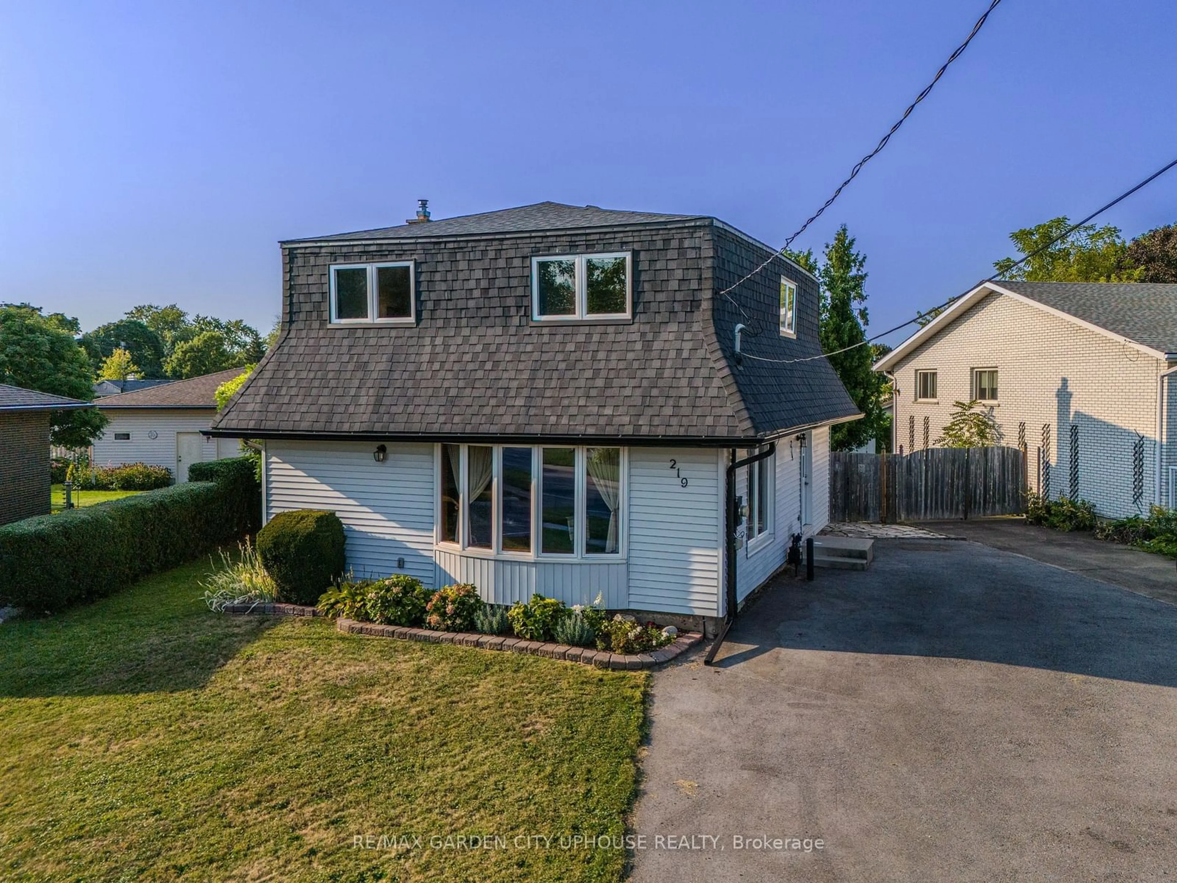 Frontside or backside of a home, cottage for 219 Lakeshore Rd, St. Catharines Ontario L2M 1R8