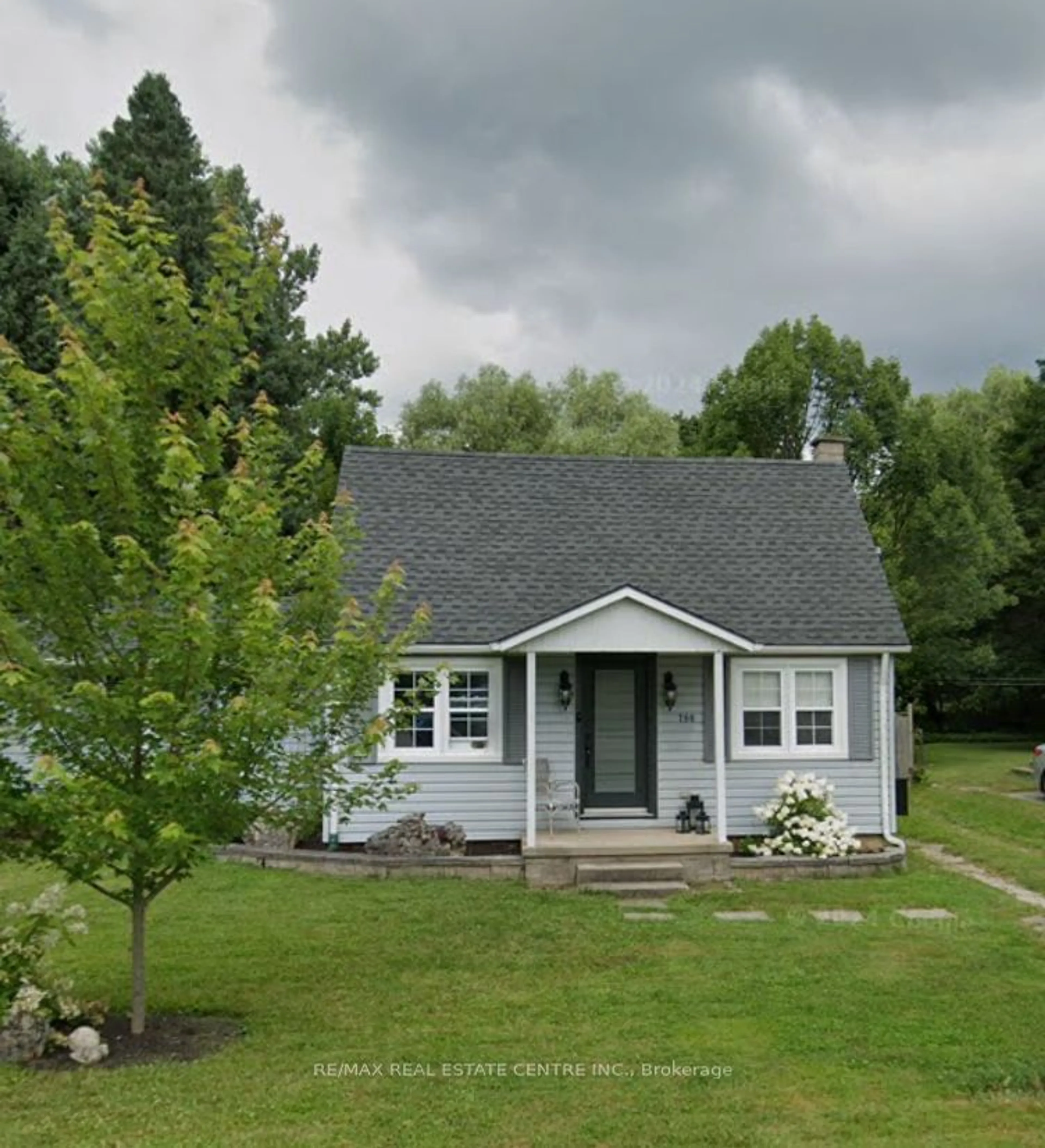 Frontside or backside of a home, cottage for 760 23rd St, Owen Sound Ontario N4K 4H3